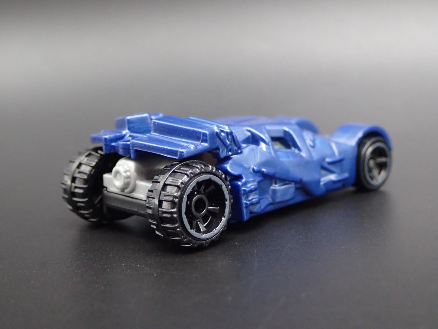 BATMAN BATMOBILE THE TUMBLER THE DARK KNIGHT RISES 1:64 SCALE DIECAST MODEL CAR