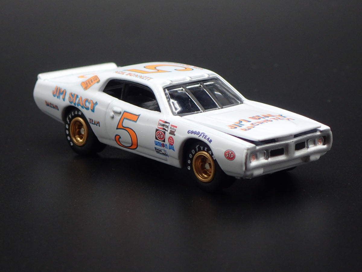 1977 77 DODGE CHARGER NEIL BONNETT 5 NASCAR 1:64 SCALE DIORAMA DIECAST MODEL CAR-Burning Rubber Toy Company