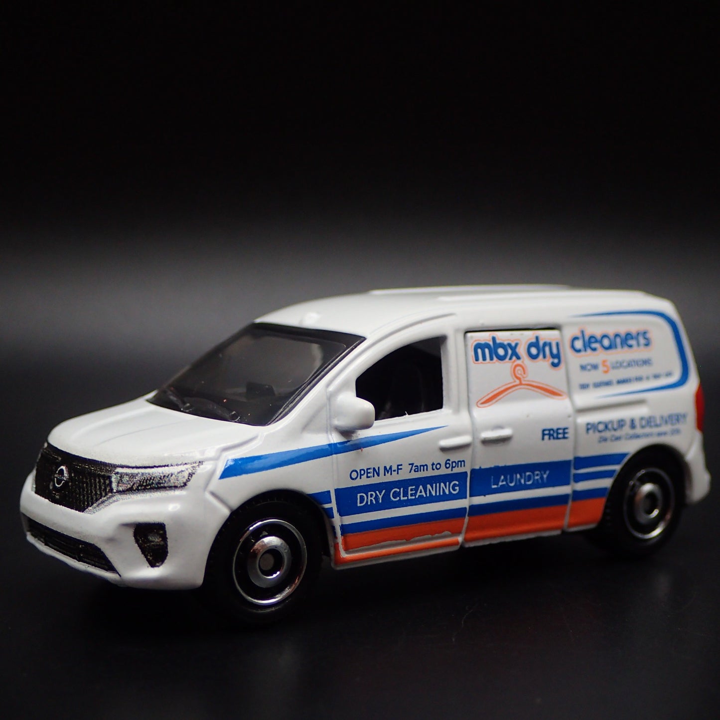 2022-2025 NISSAN TOWNSTAR VAN DRY CLEANERS 1:64 SCALE DIORAMA DIECAST MODEL CAR