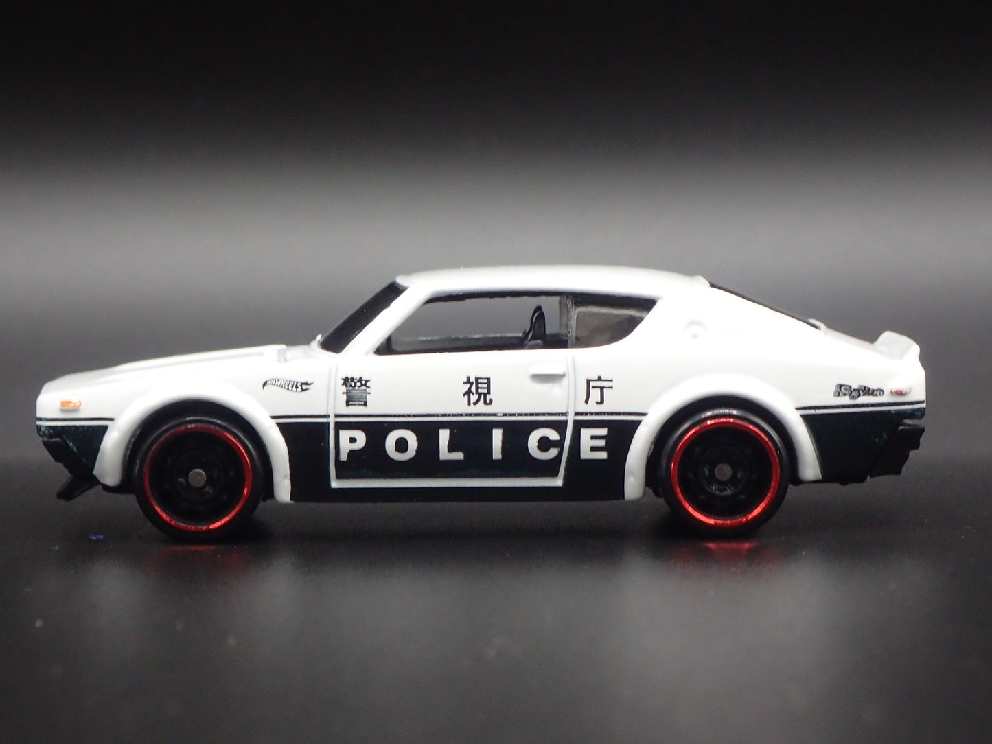 1972-1973 NISSAN SKYLINE 2000 GTR POLICE 1:64 SCALE DIORAMA DIECAST MODEL CAR