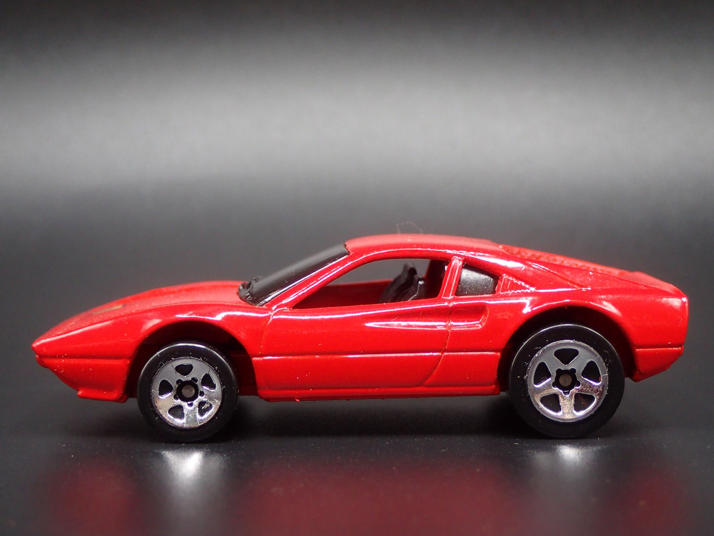 1975-1985 FERRARI 308 SUPER CAR 1:64 SCALE COLLECTIBLE DIORAMA DIECAST MODEL CAR