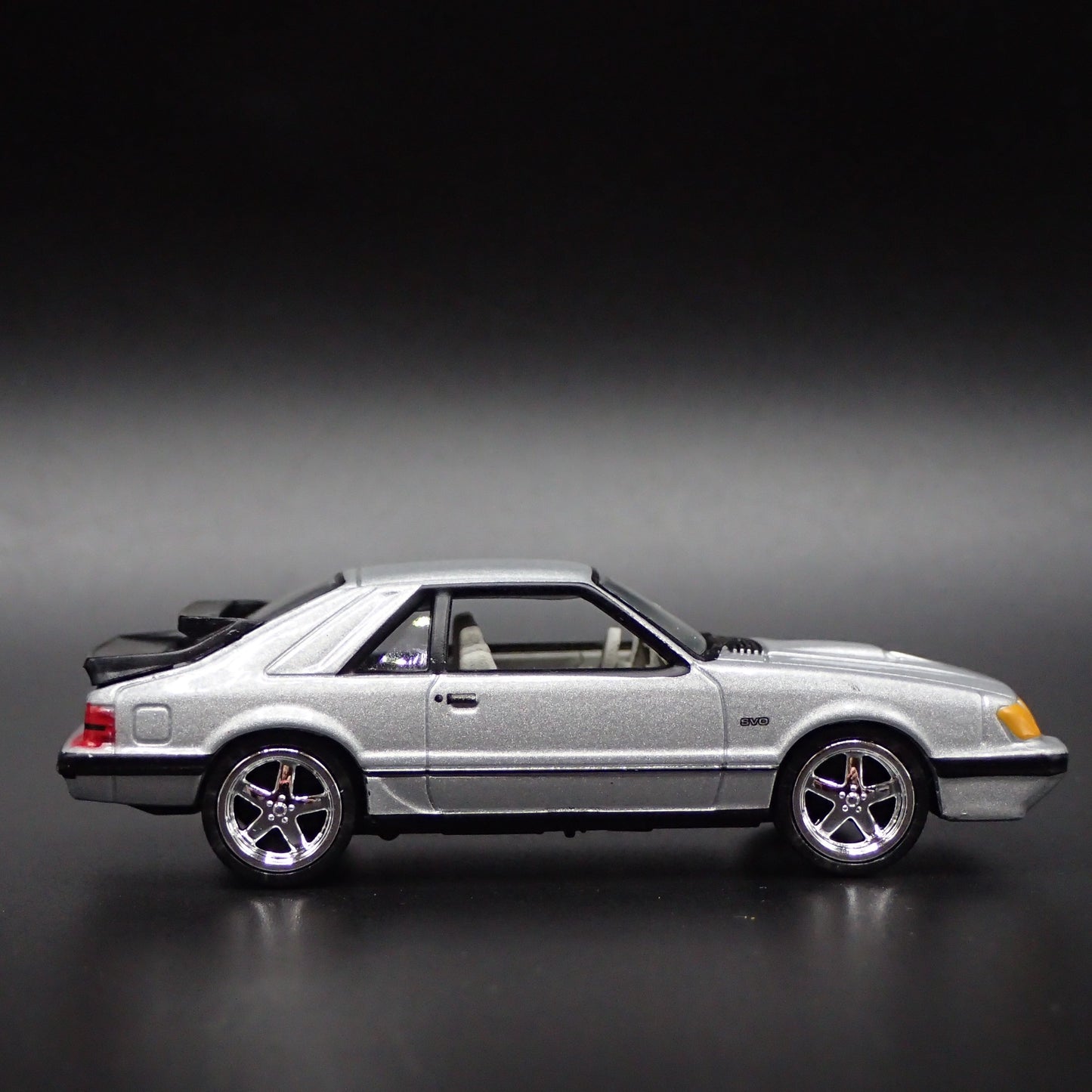 1984 84 FORD MUSTANG SVO FOX BODY SILVER 1:64 SCALE DIORAMA DIECAST MODEL CAR