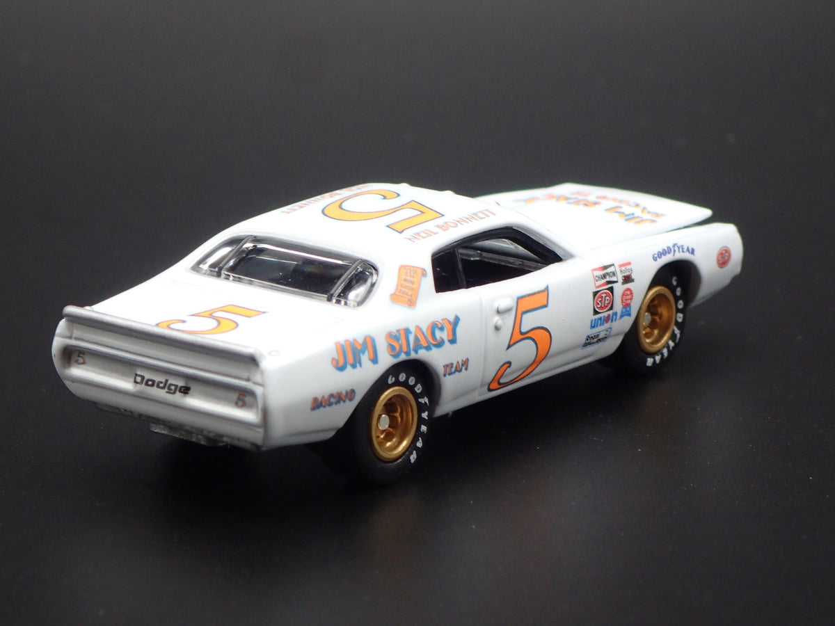 1977 77 DODGE CHARGER NEIL BONNETT 5 NASCAR 1:64 SCALE DIORAMA DIECAST MODEL CAR-Burning Rubber Toy Company