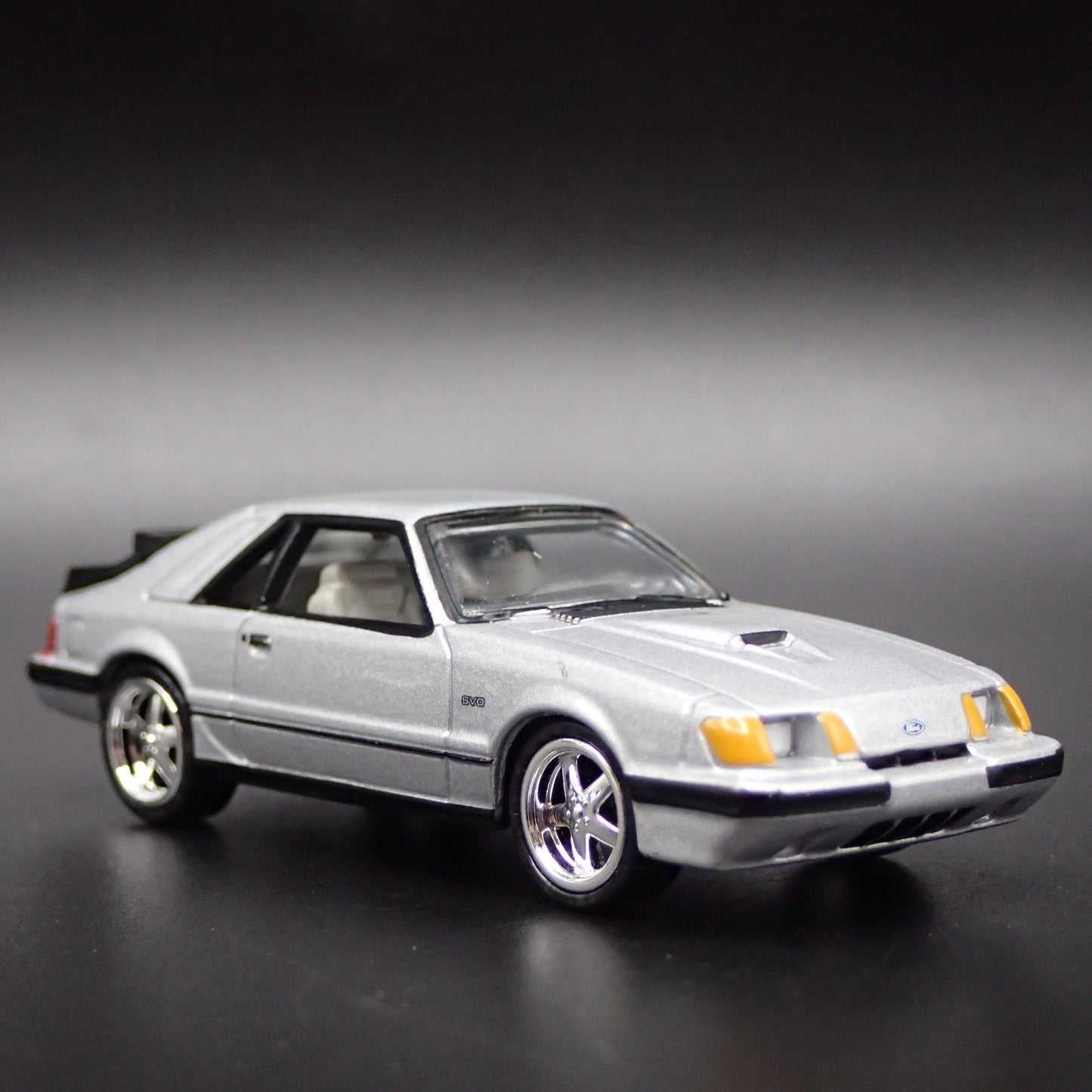 1984 84 FORD MUSTANG SVO FOX BODY SILVER 1:64 SCALE DIORAMA DIECAST MODEL CAR