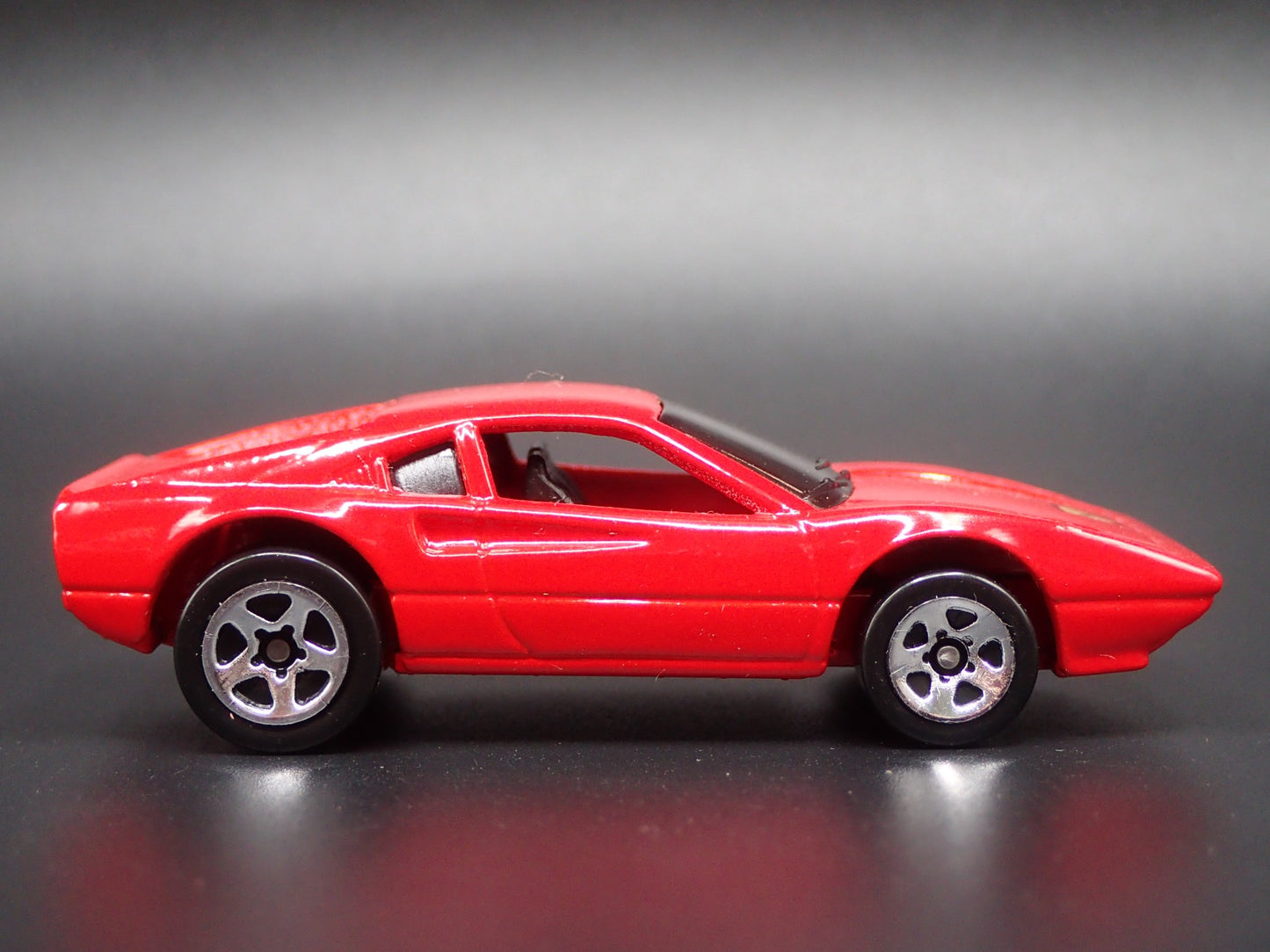 1975-1985 FERRARI 308 SUPER CAR 1:64 SCALE COLLECTIBLE DIORAMA DIECAST MODEL CAR