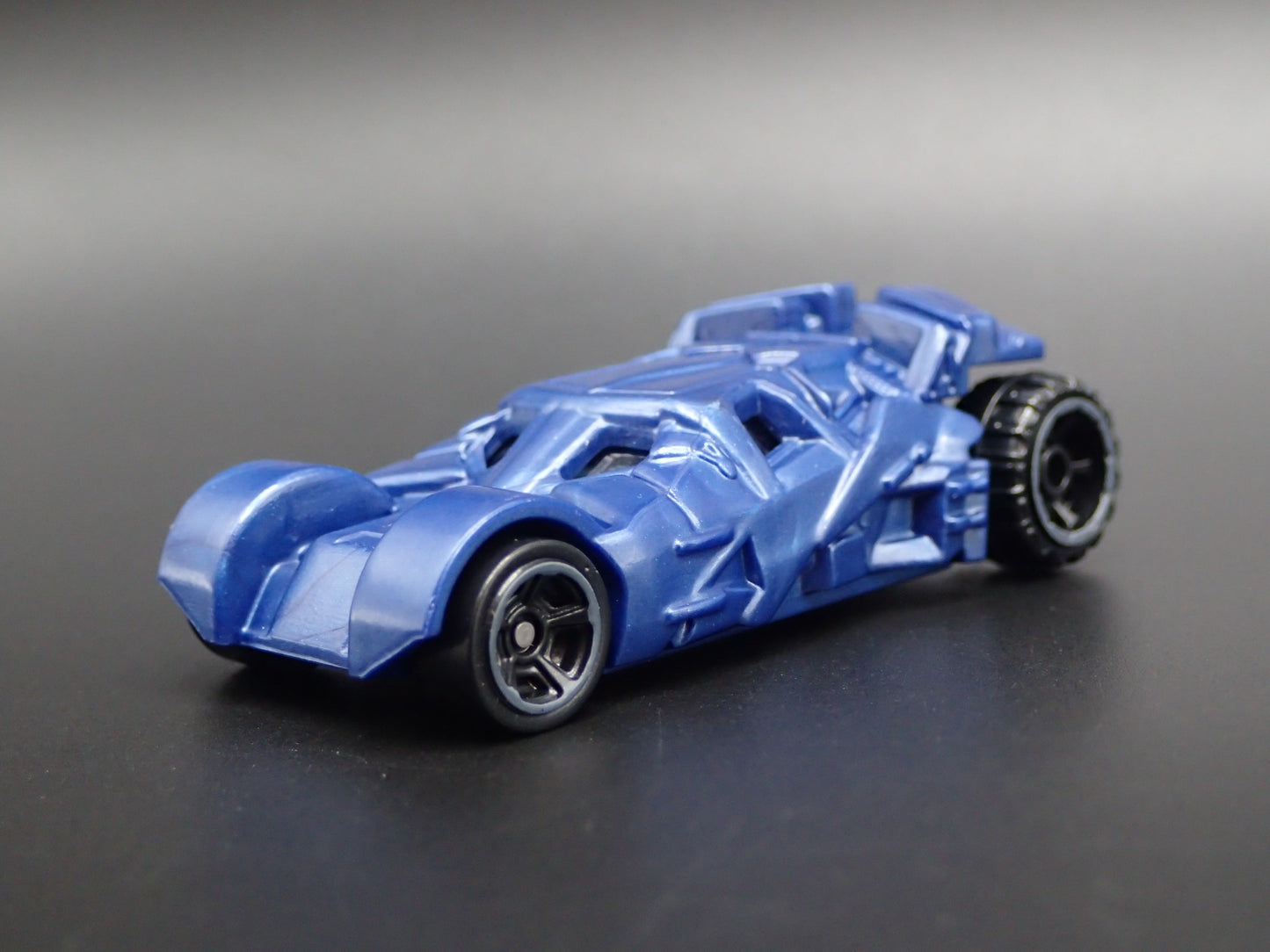 BATMAN BATMOBILE THE TUMBLER THE DARK KNIGHT RISES 1:64 SCALE DIECAST MODEL CAR