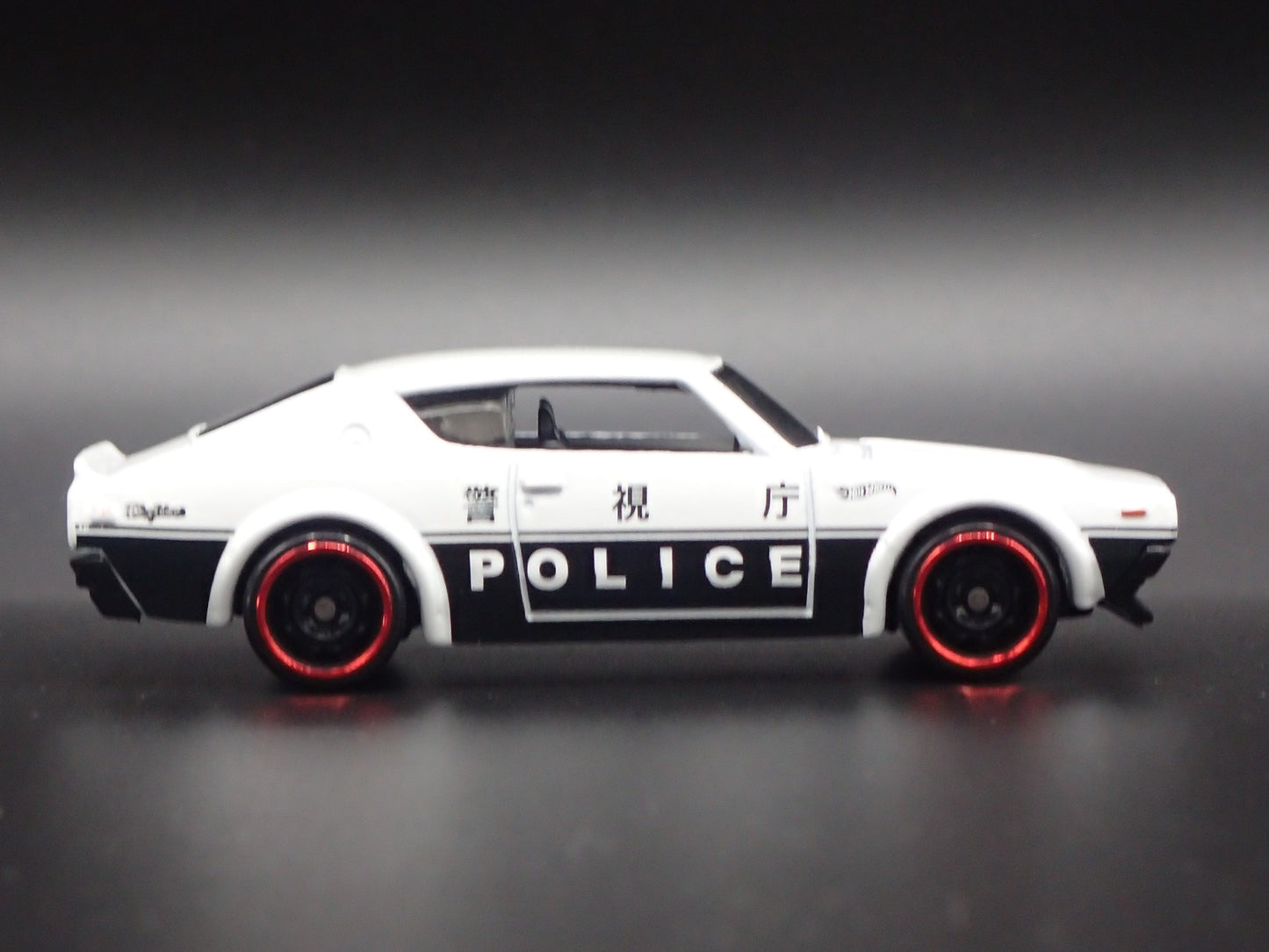 1972-1973 NISSAN SKYLINE 2000 GTR POLICE 1:64 SCALE DIORAMA DIECAST MODEL CAR