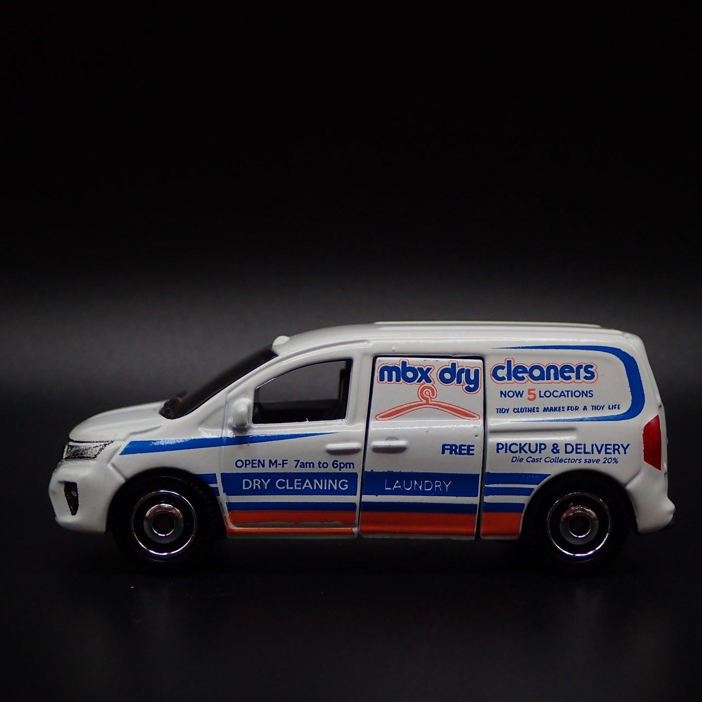 2022-2025 NISSAN TOWNSTAR VAN DRY CLEANERS 1:64 SCALE DIORAMA DIECAST MODEL CAR