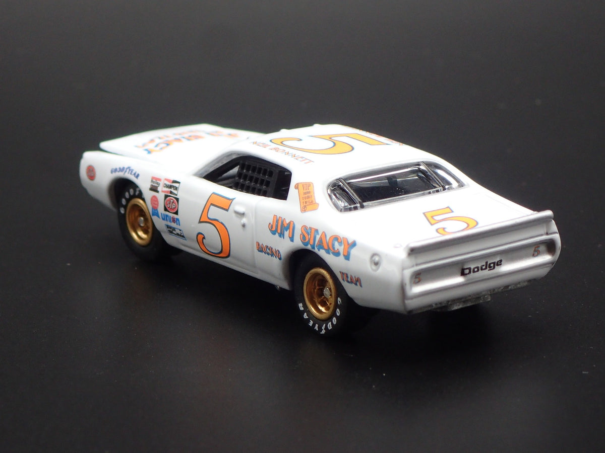 1977 77 DODGE CHARGER NEIL BONNETT 5 NASCAR 1:64 SCALE DIORAMA DIECAST MODEL CAR-Burning Rubber Toy Company