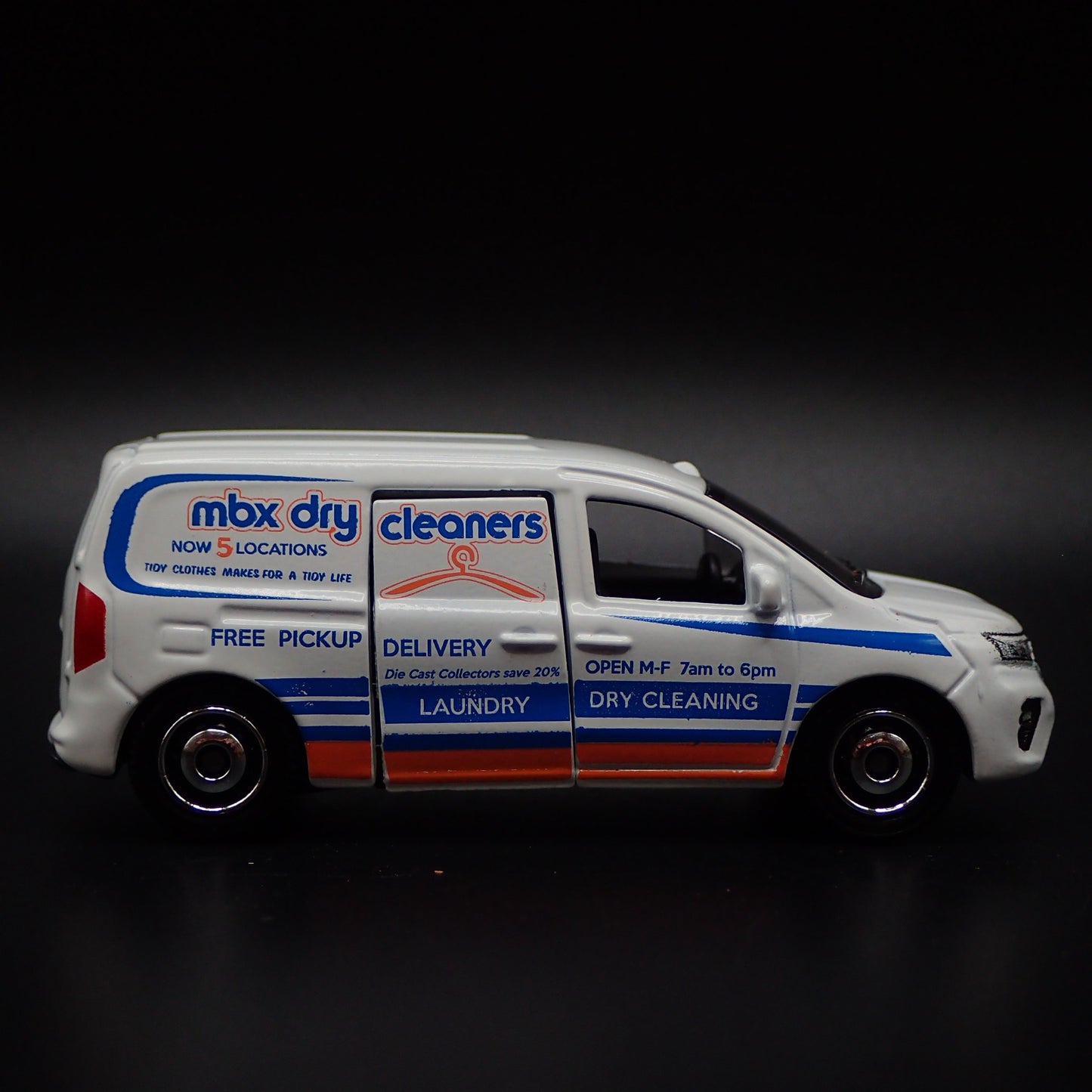 2022-2025 NISSAN TOWNSTAR VAN DRY CLEANERS 1:64 SCALE DIORAMA DIECAST MODEL CAR