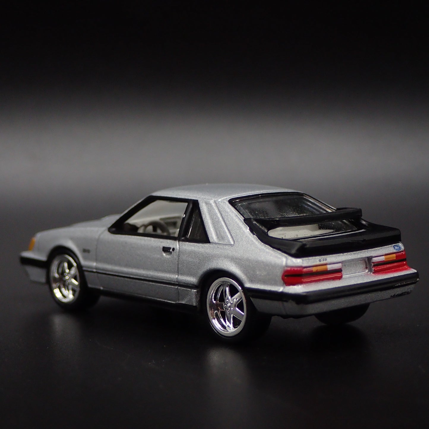 1984 84 FORD MUSTANG SVO FOX BODY SILVER 1:64 SCALE DIORAMA DIECAST MODEL CAR