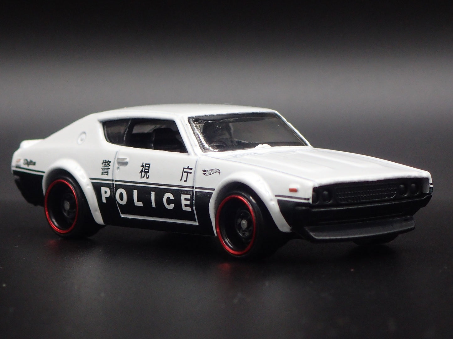 1972-1973 NISSAN SKYLINE 2000 GTR POLICE 1:64 SCALE DIORAMA DIECAST MODEL CAR