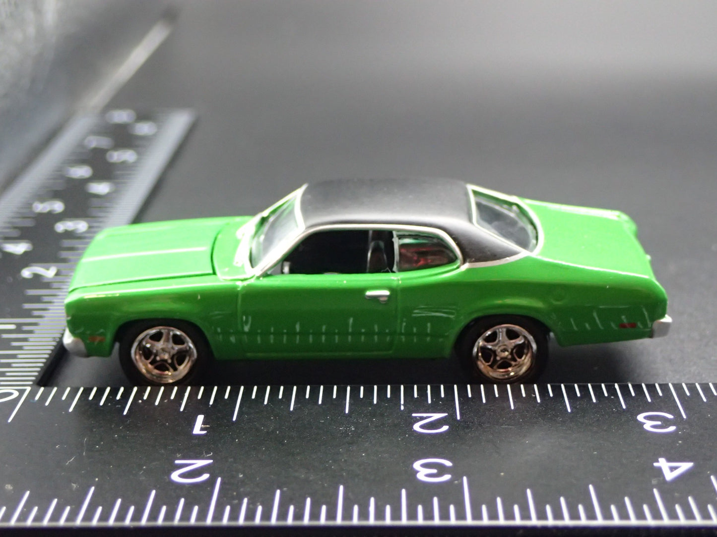 1971 71 PLYMOUTH DUSTER GREEN 1/64 SCALE COLLECTIBLE DIORAMA DIECAST MODEL CAR