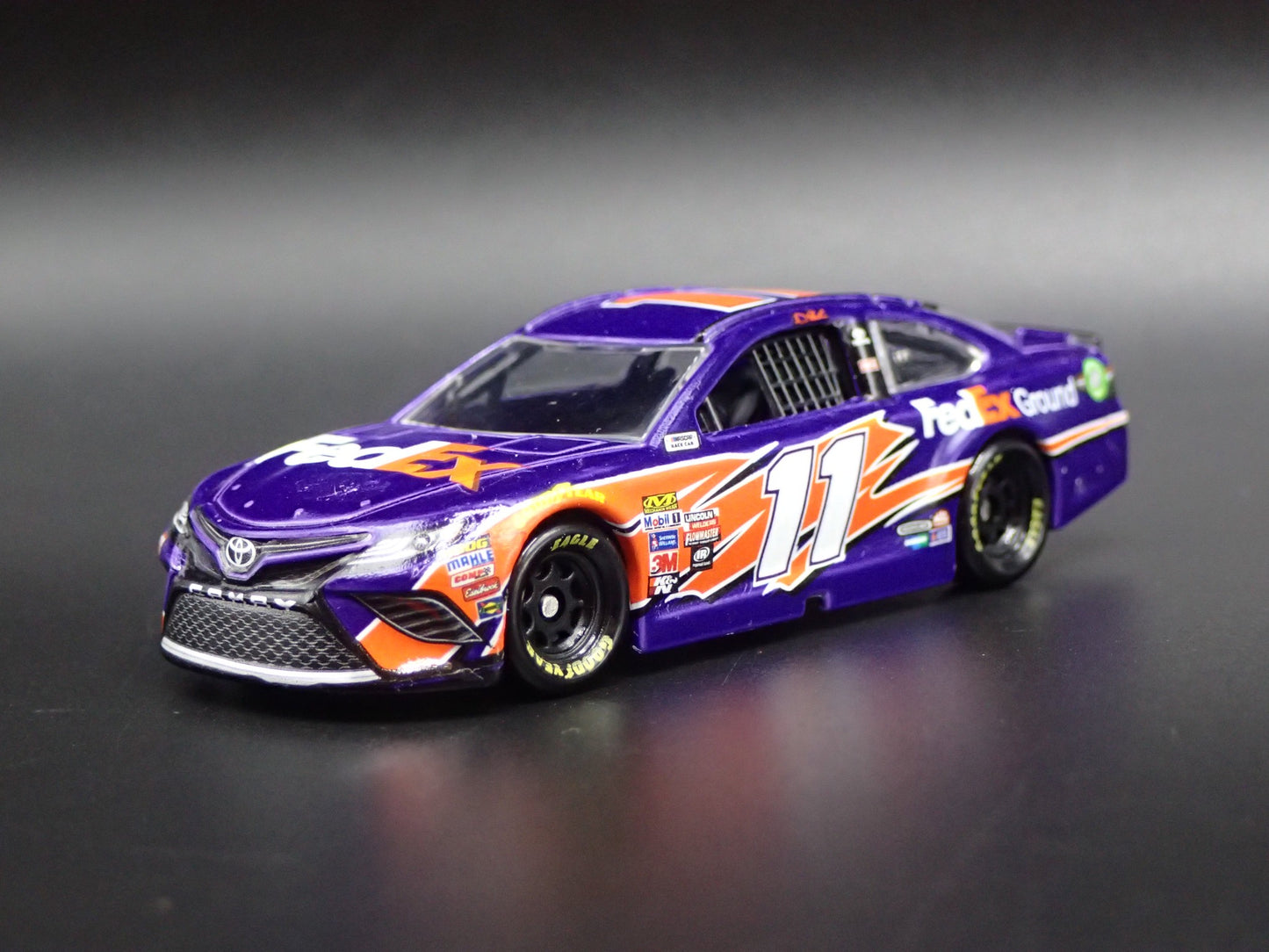2018 18 NASCAR TOYOTA CAMRY FEDEX GROUND HAMLIN #11 1/64 SCALE DIECAST MODEL CAR