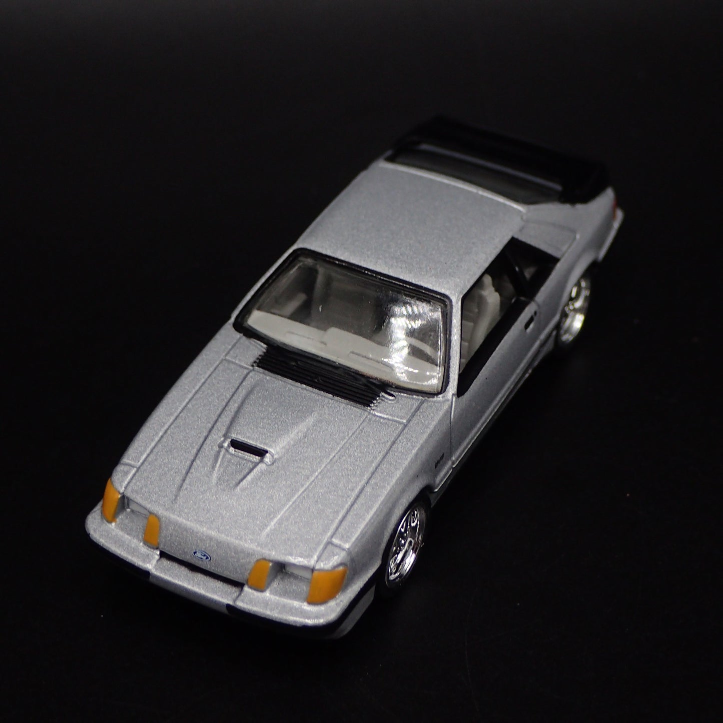 1984 84 FORD MUSTANG SVO FOX BODY SILVER 1:64 SCALE DIORAMA DIECAST MODEL CAR