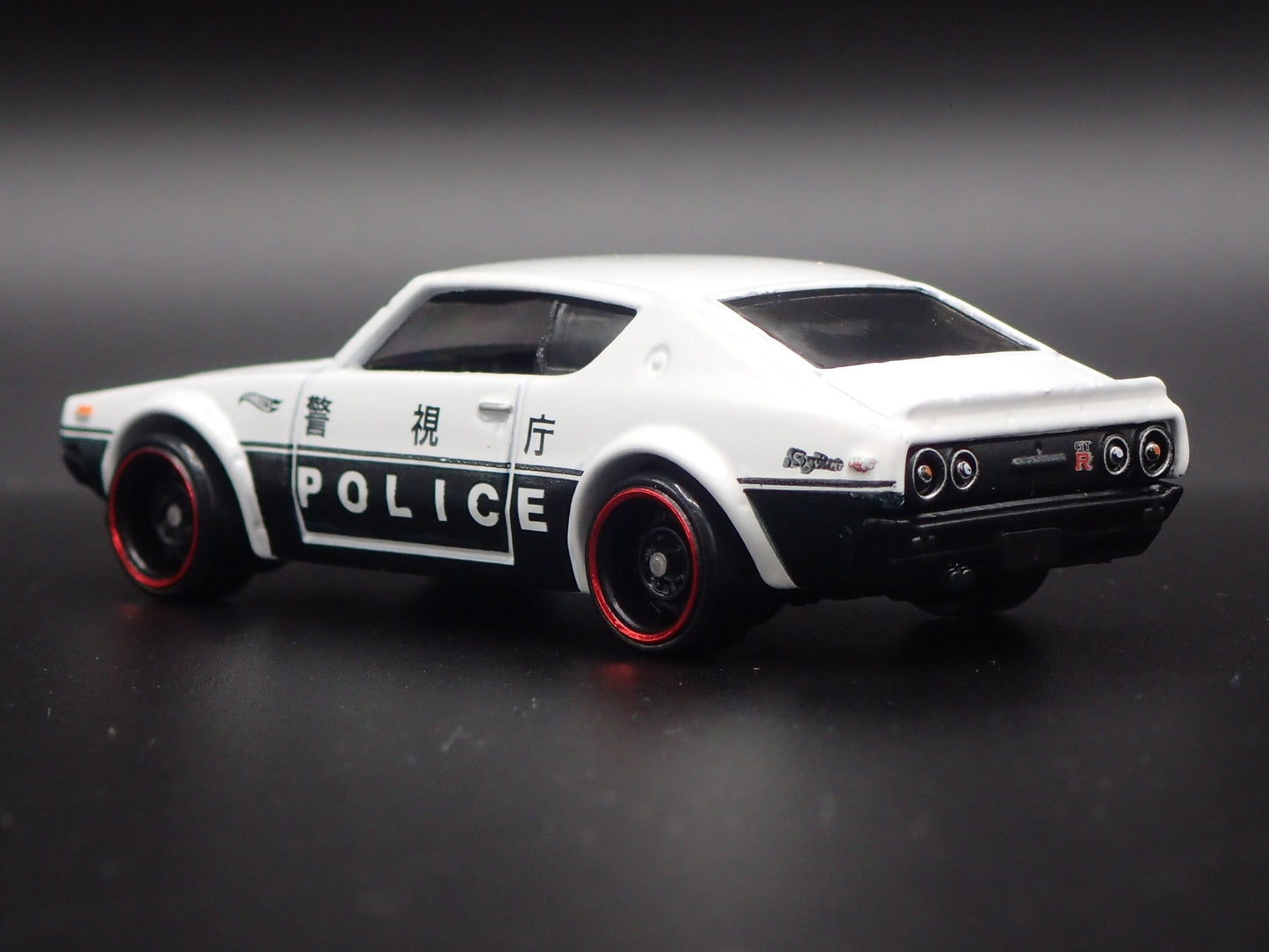1972-1973 NISSAN SKYLINE 2000 GTR POLICE 1:64 SCALE DIORAMA DIECAST MODEL CAR
