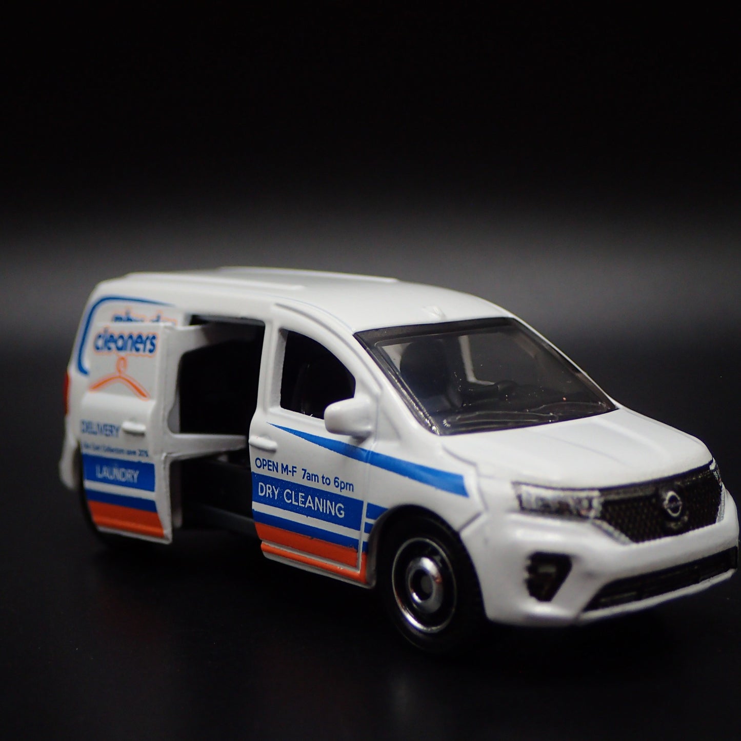 2022-2025 NISSAN TOWNSTAR VAN DRY CLEANERS 1:64 SCALE DIORAMA DIECAST MODEL CAR