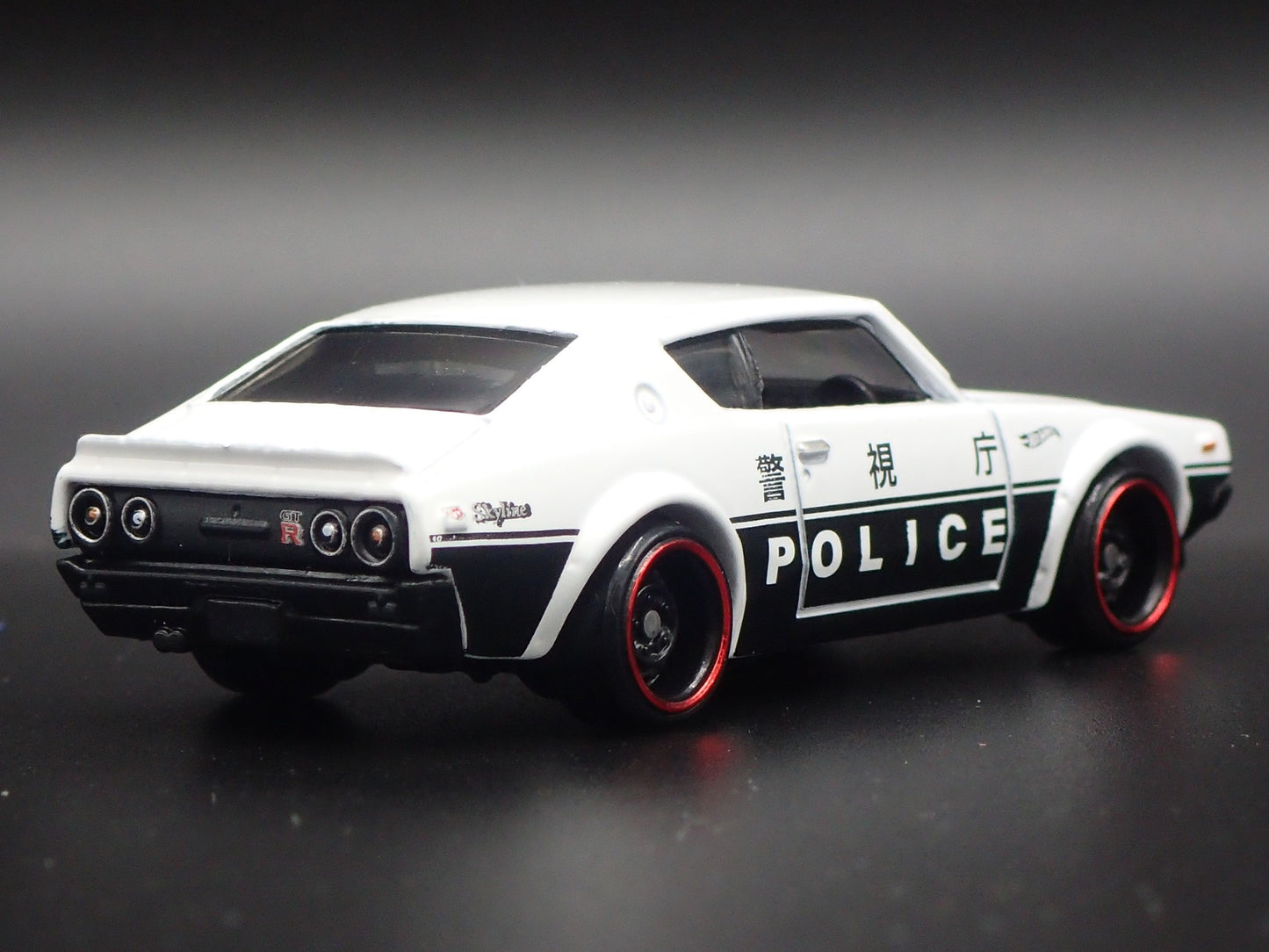 1972-1973 NISSAN SKYLINE 2000 GTR POLICE 1:64 SCALE DIORAMA DIECAST MODEL CAR