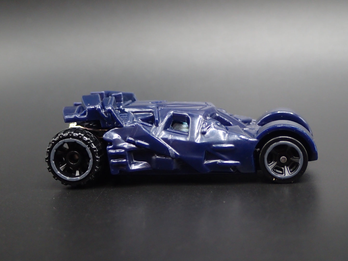 BATMAN BATMOBILE THE TUMBLER THE DARK KNIGHT RISES 1:64 SCALE DIECAST MODEL CAR