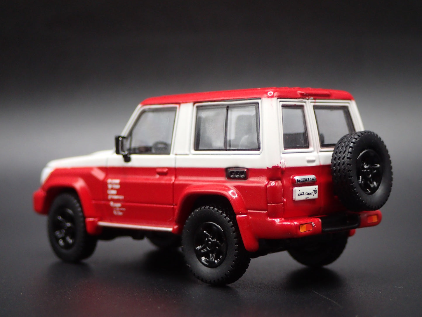 TOYOTA LAND CRUISER 70 SERIES 1/64 SCALE COLLECTIBLE DIORAMA DIECAST MODEL CAR