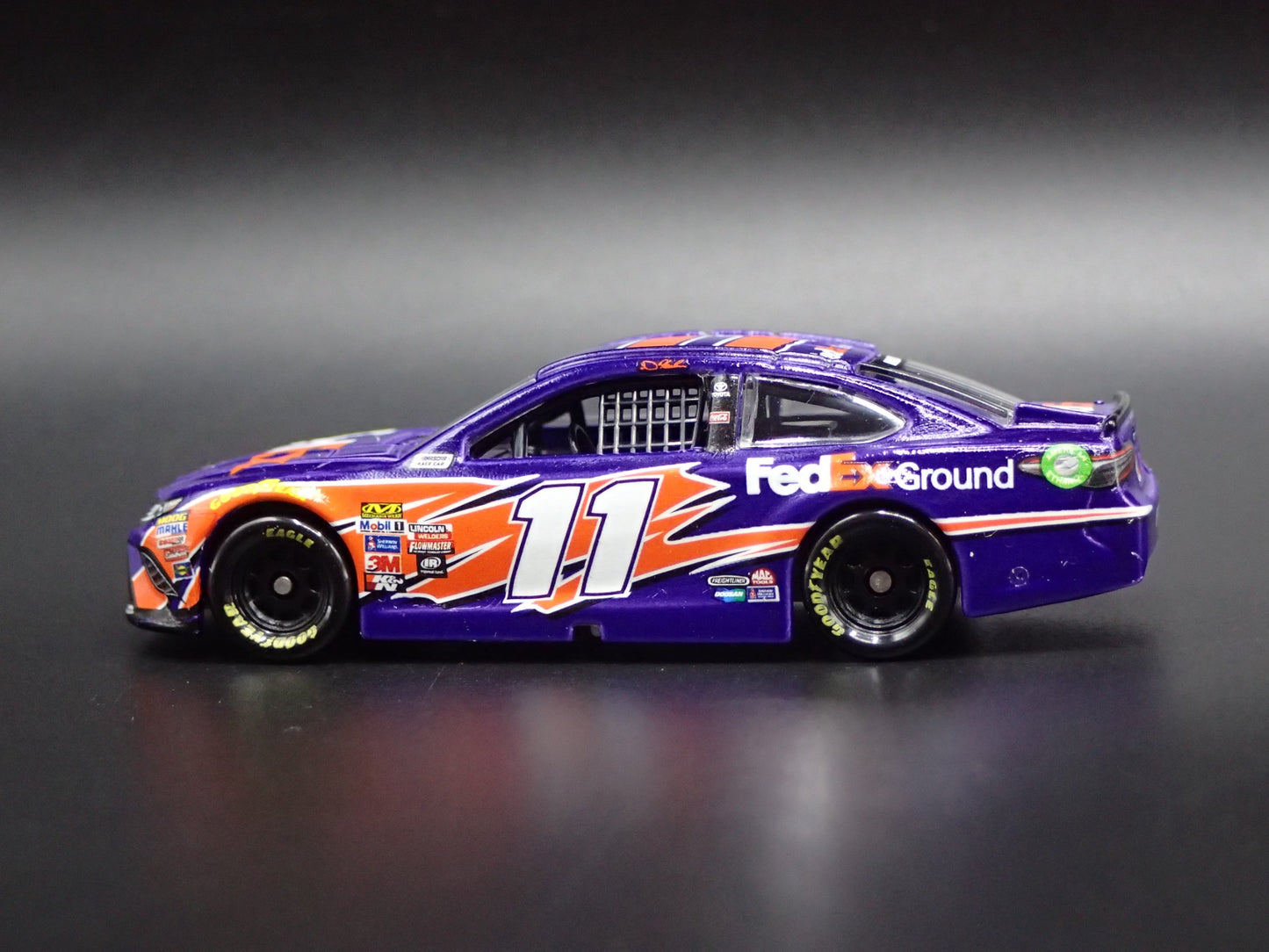 2018 18 NASCAR TOYOTA CAMRY FEDEX GROUND HAMLIN #11 1/64 SCALE DIECAST MODEL CAR