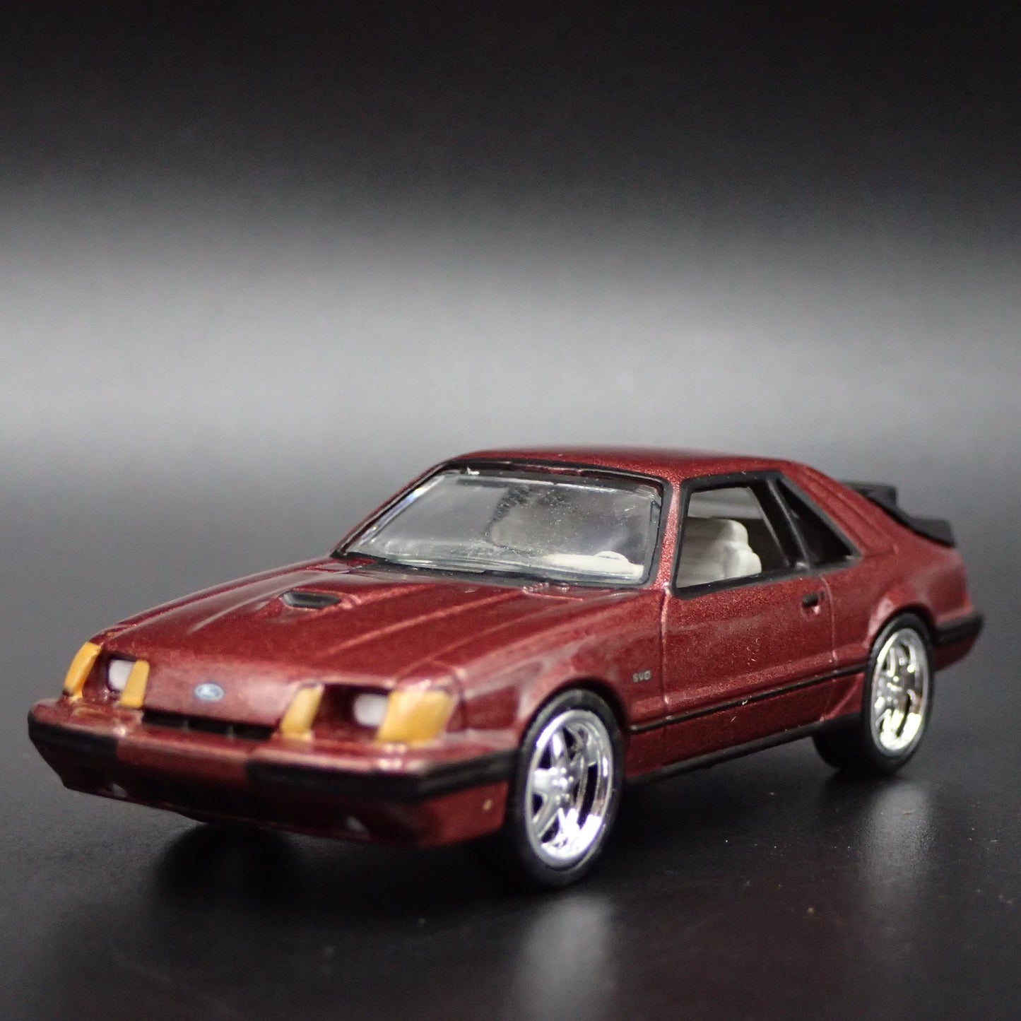 1984 84 FORD MUSTANG SVO FOX BODY MAROON 1:64 SCALE DIORAMA DIECAST MODEL CAR