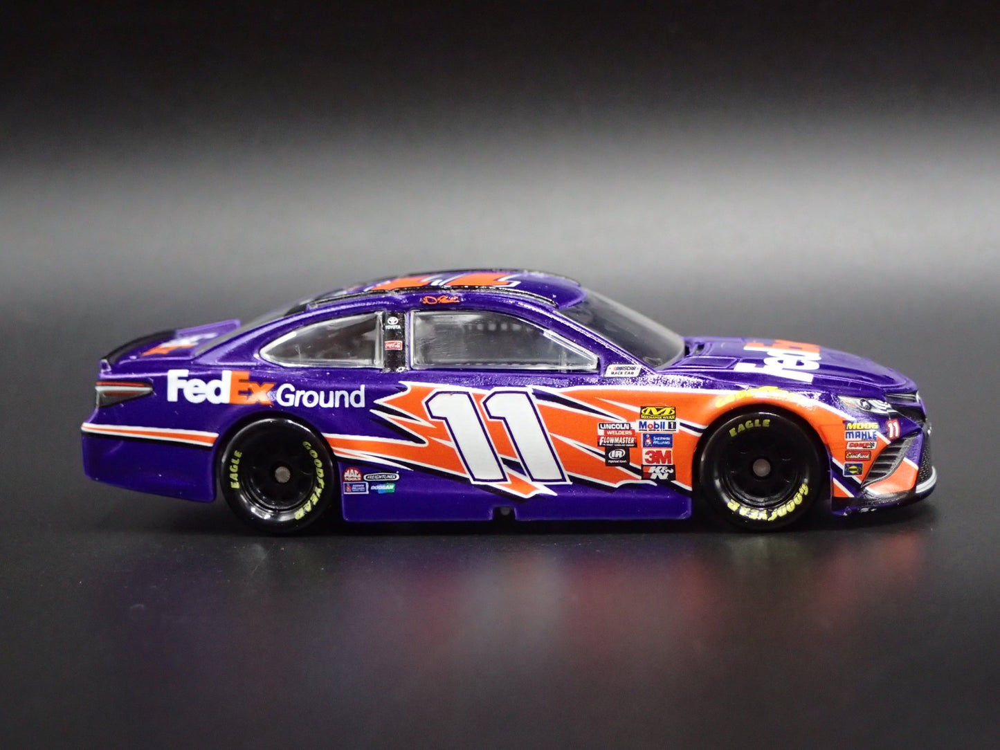 2018 18 NASCAR TOYOTA CAMRY FEDEX GROUND HAMLIN #11 1/64 SCALE DIECAST MODEL CAR