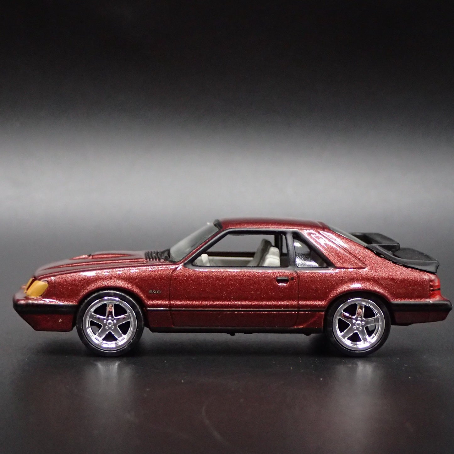 1984 84 FORD MUSTANG SVO FOX BODY MAROON 1:64 SCALE DIORAMA DIECAST MODEL CAR