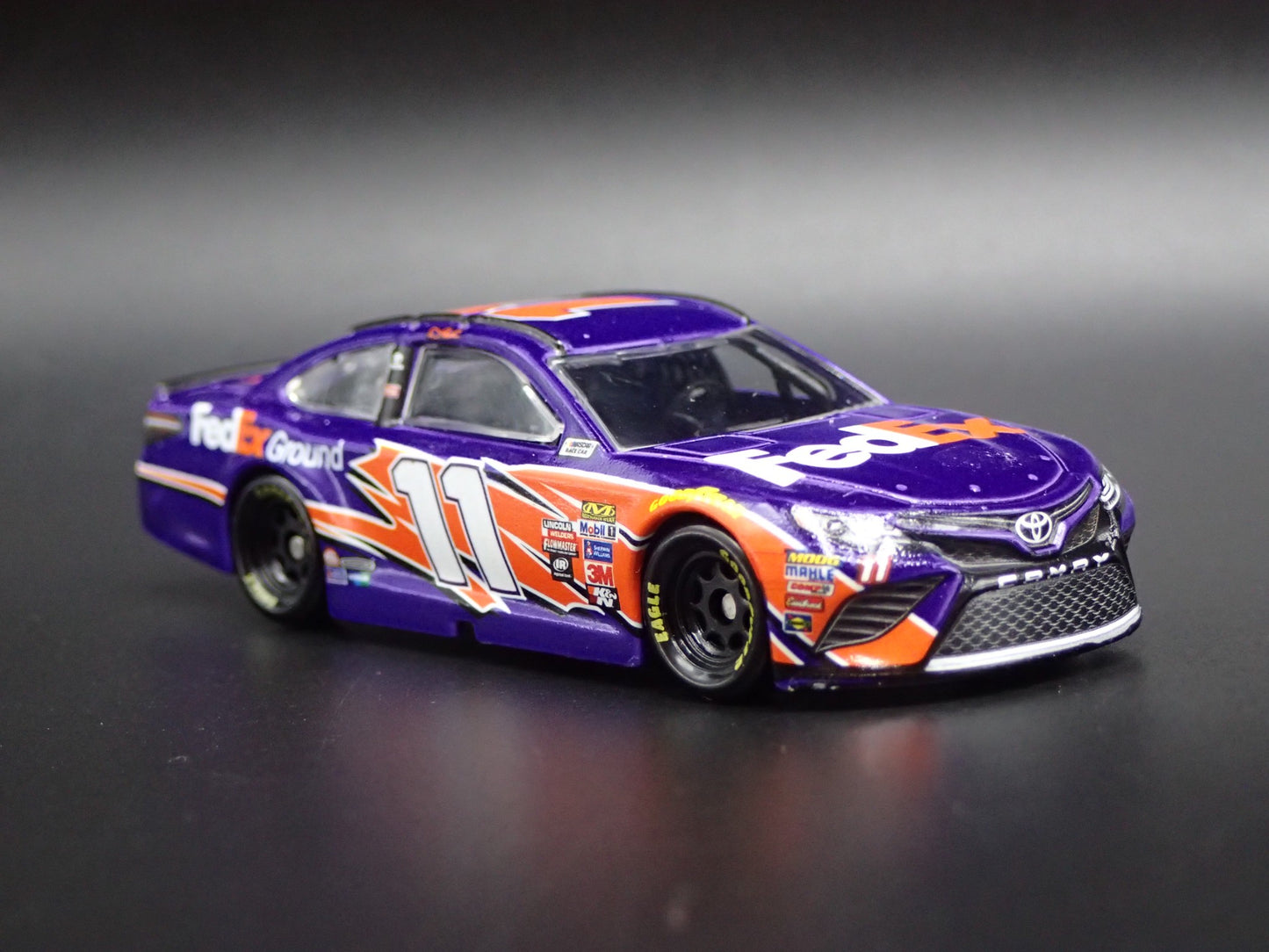 2018 18 NASCAR TOYOTA CAMRY FEDEX GROUND HAMLIN #11 1/64 SCALE DIECAST MODEL CAR