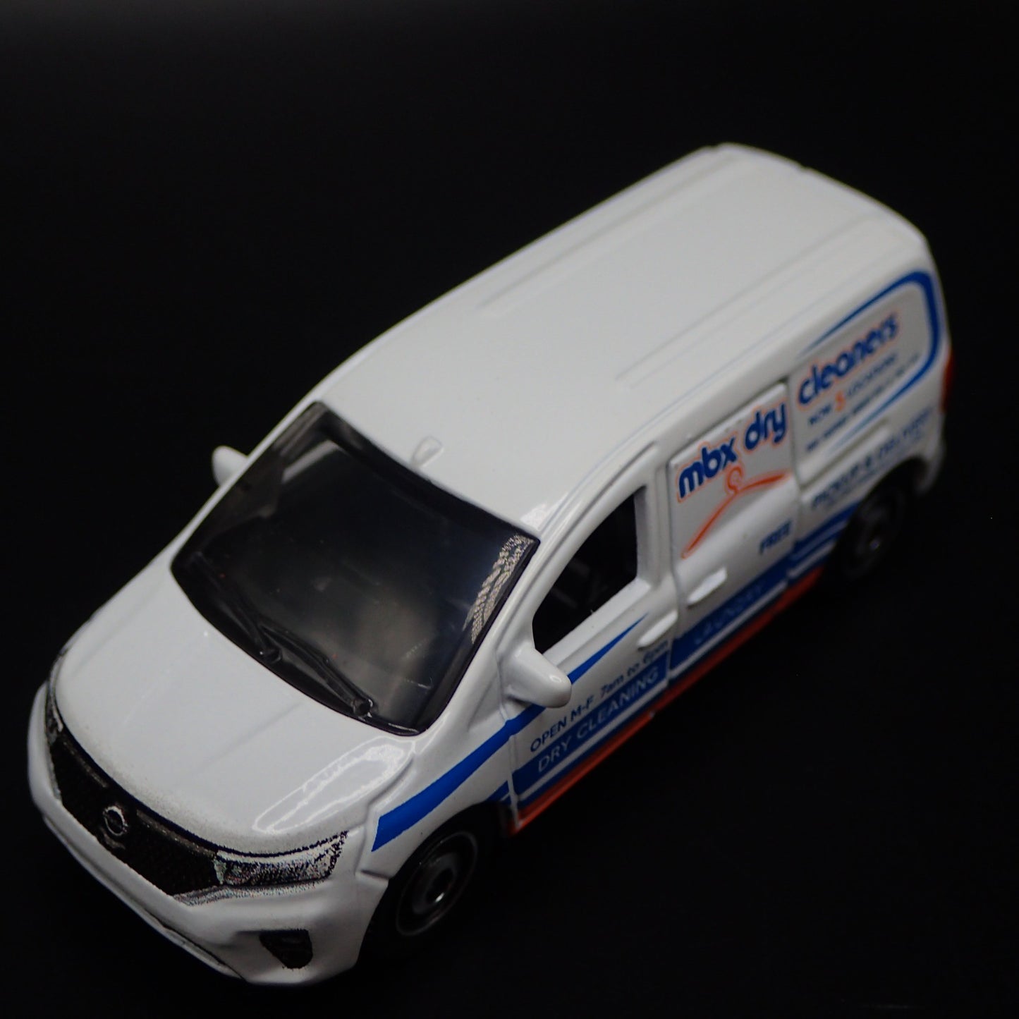 2022-2025 NISSAN TOWNSTAR VAN DRY CLEANERS 1:64 SCALE DIORAMA DIECAST MODEL CAR