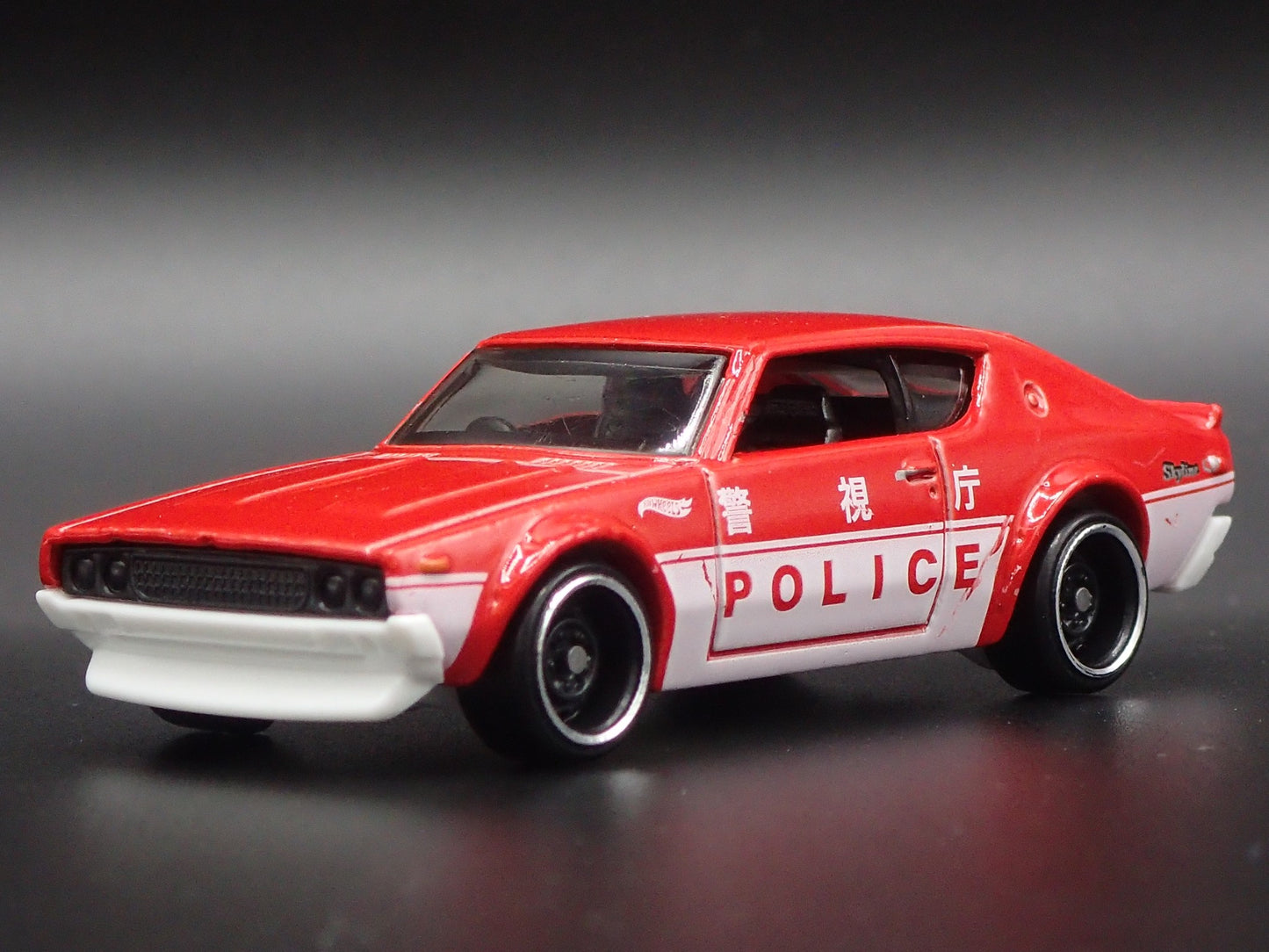 1972-1973 NISSAN SKYLINE 2000 GTR POLICE 1:64 SCALE DIORAMA DIECAST MODEL CAR