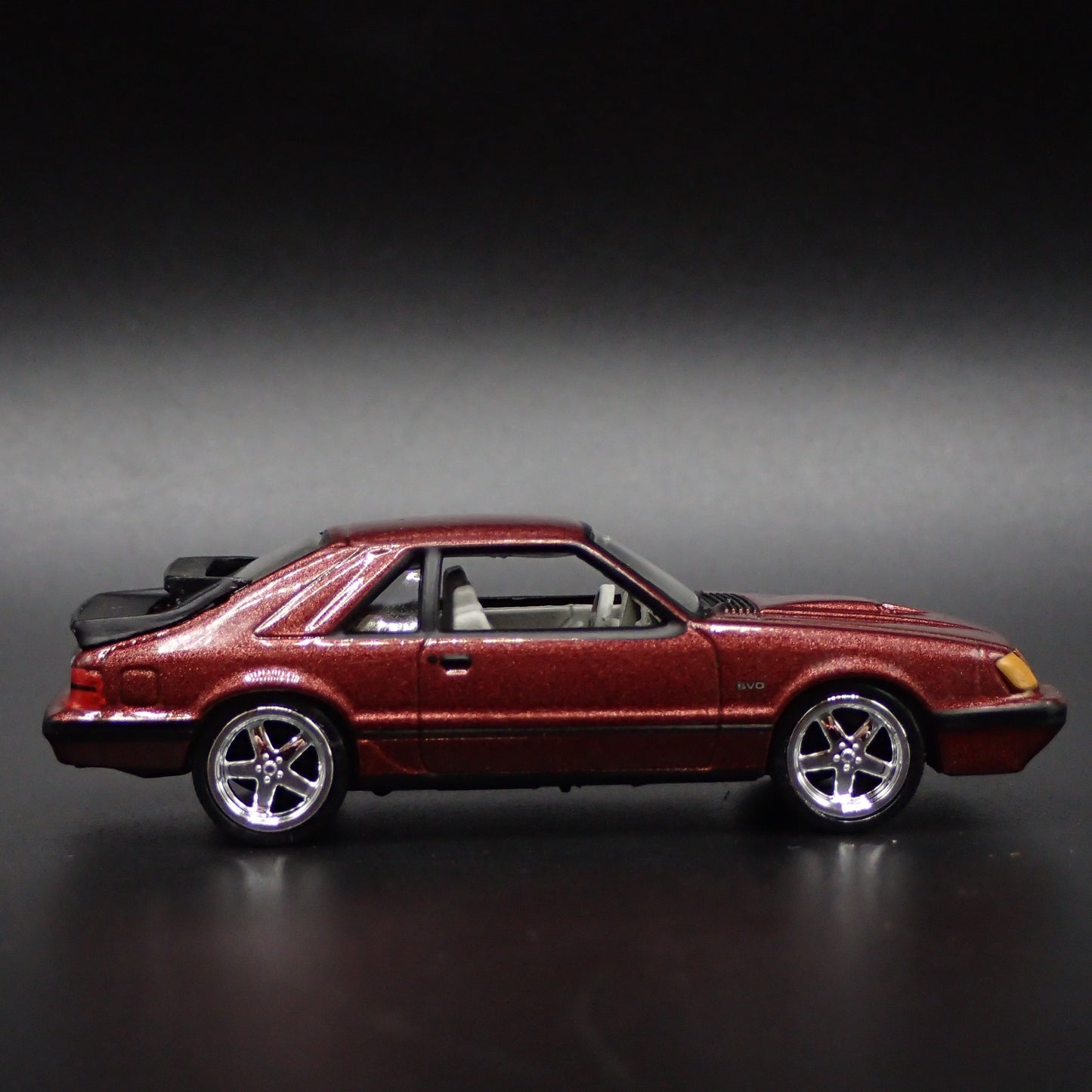 1984 84 FORD MUSTANG SVO FOX BODY MAROON 1:64 SCALE DIORAMA DIECAST MODEL CAR