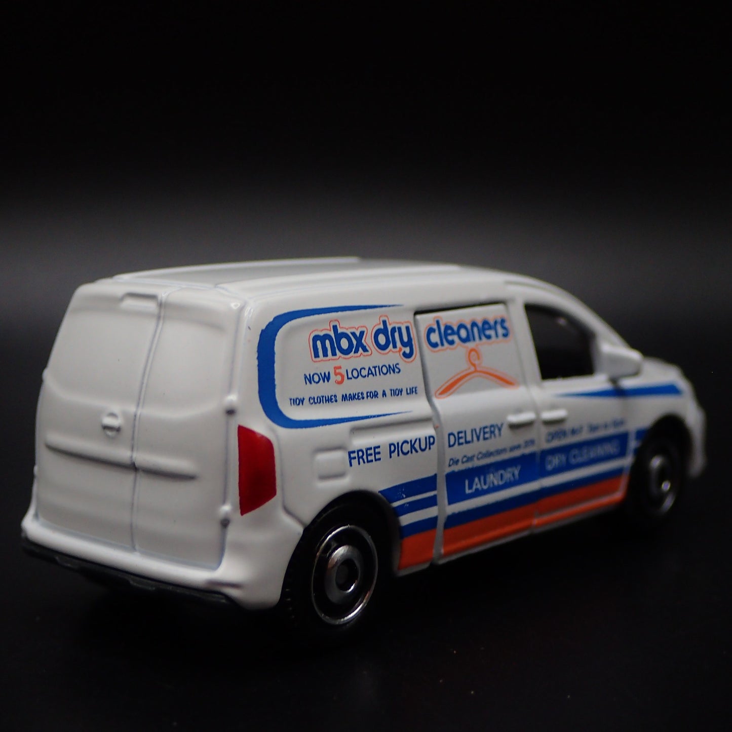 2022-2025 NISSAN TOWNSTAR VAN DRY CLEANERS 1:64 SCALE DIORAMA DIECAST MODEL CAR