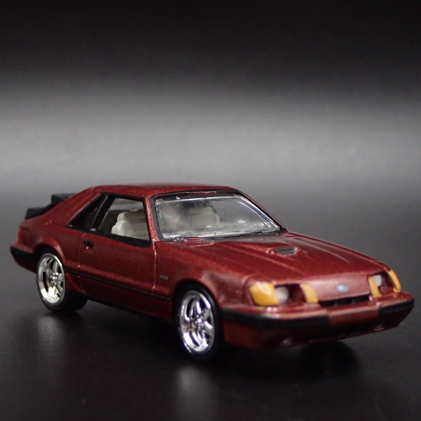 1984 84 FORD MUSTANG SVO FOX BODY MAROON 1:64 SCALE DIORAMA DIECAST MODEL CAR