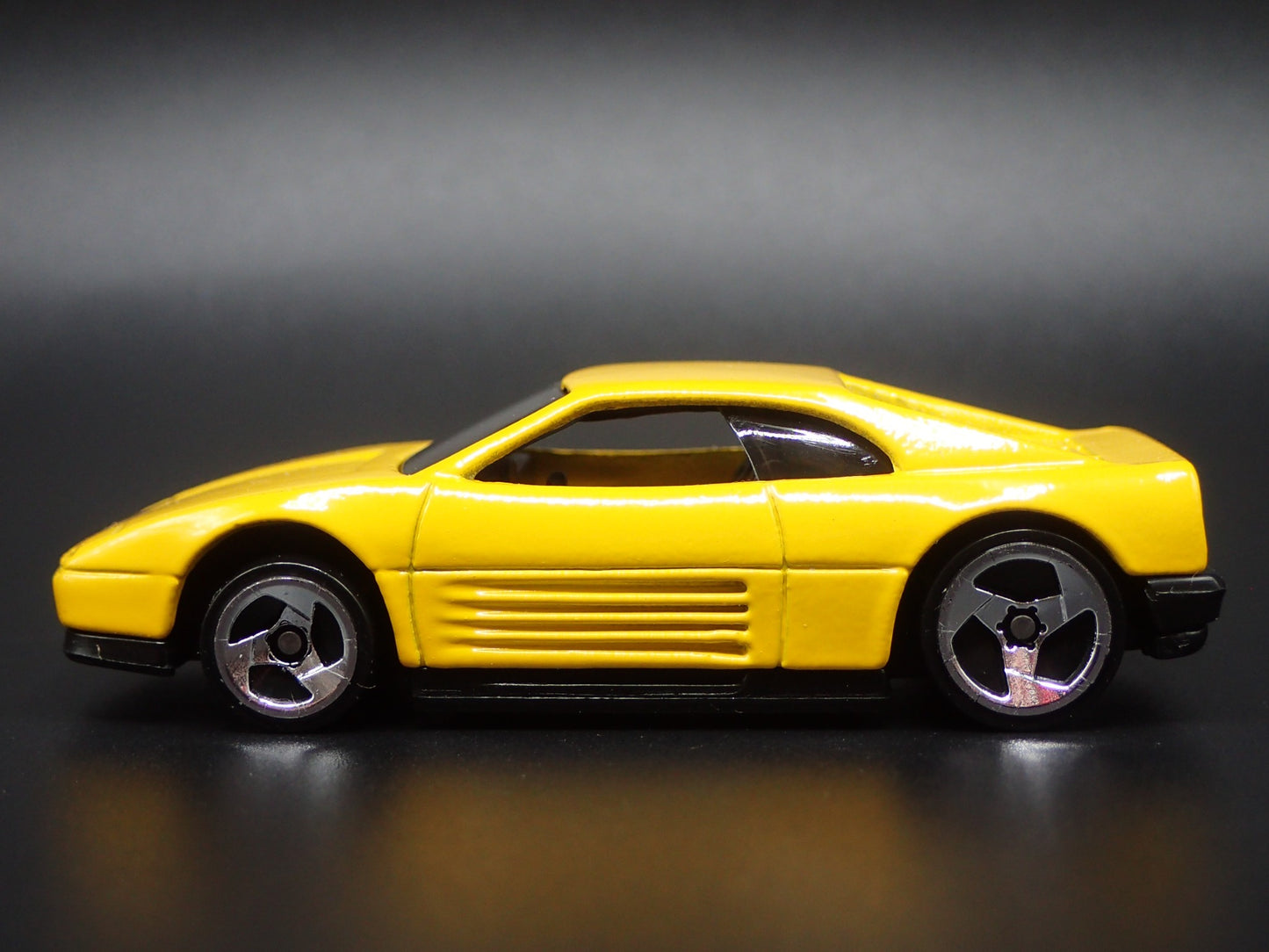 1989-1995 FERRARI 348 SUPER CAR 1:64 SCALE COLLECTIBLE DIORAMA DIECAST MODEL CAR