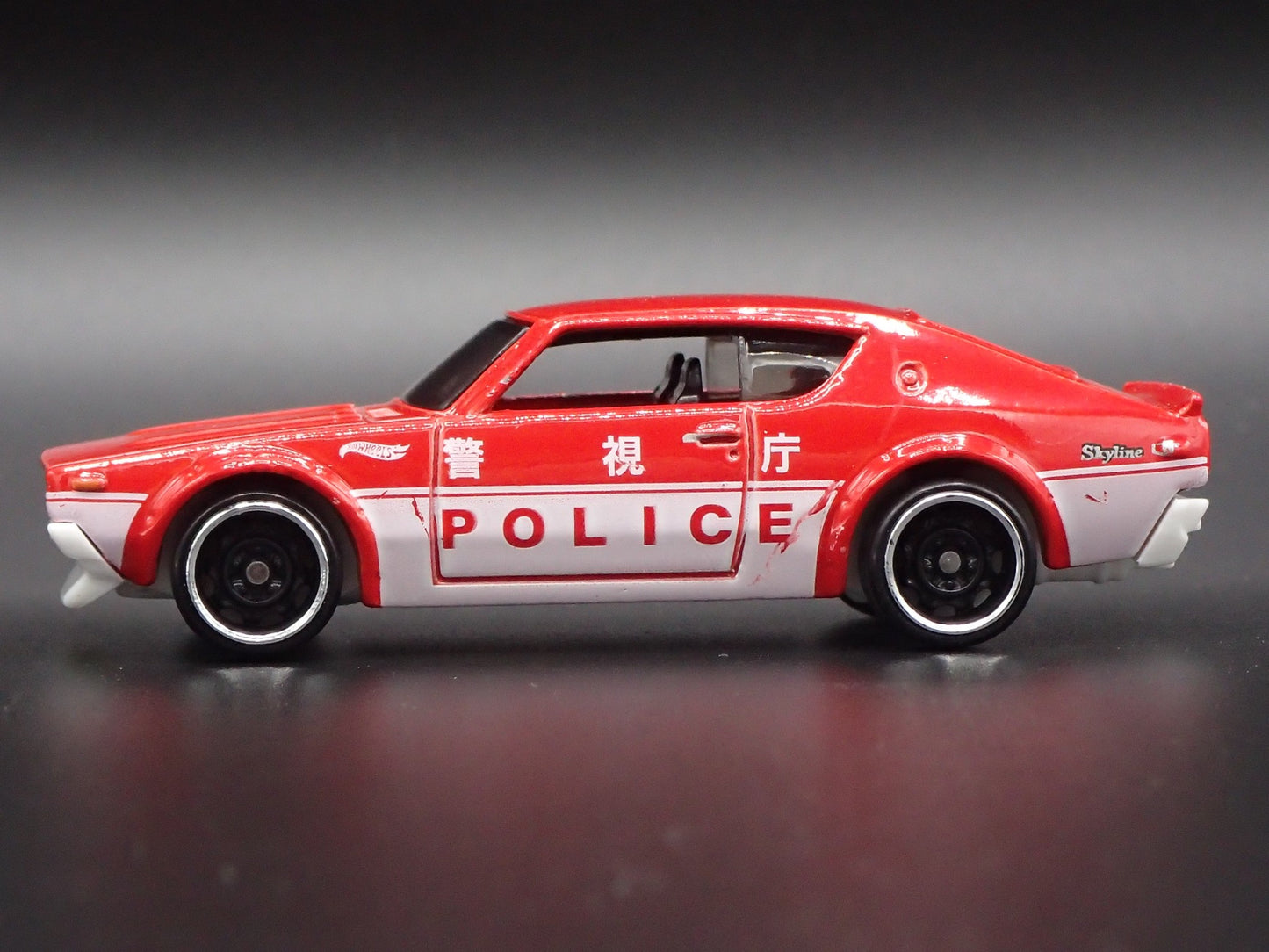 1972-1973 NISSAN SKYLINE 2000 GTR POLICE 1:64 SCALE DIORAMA DIECAST MODEL CAR