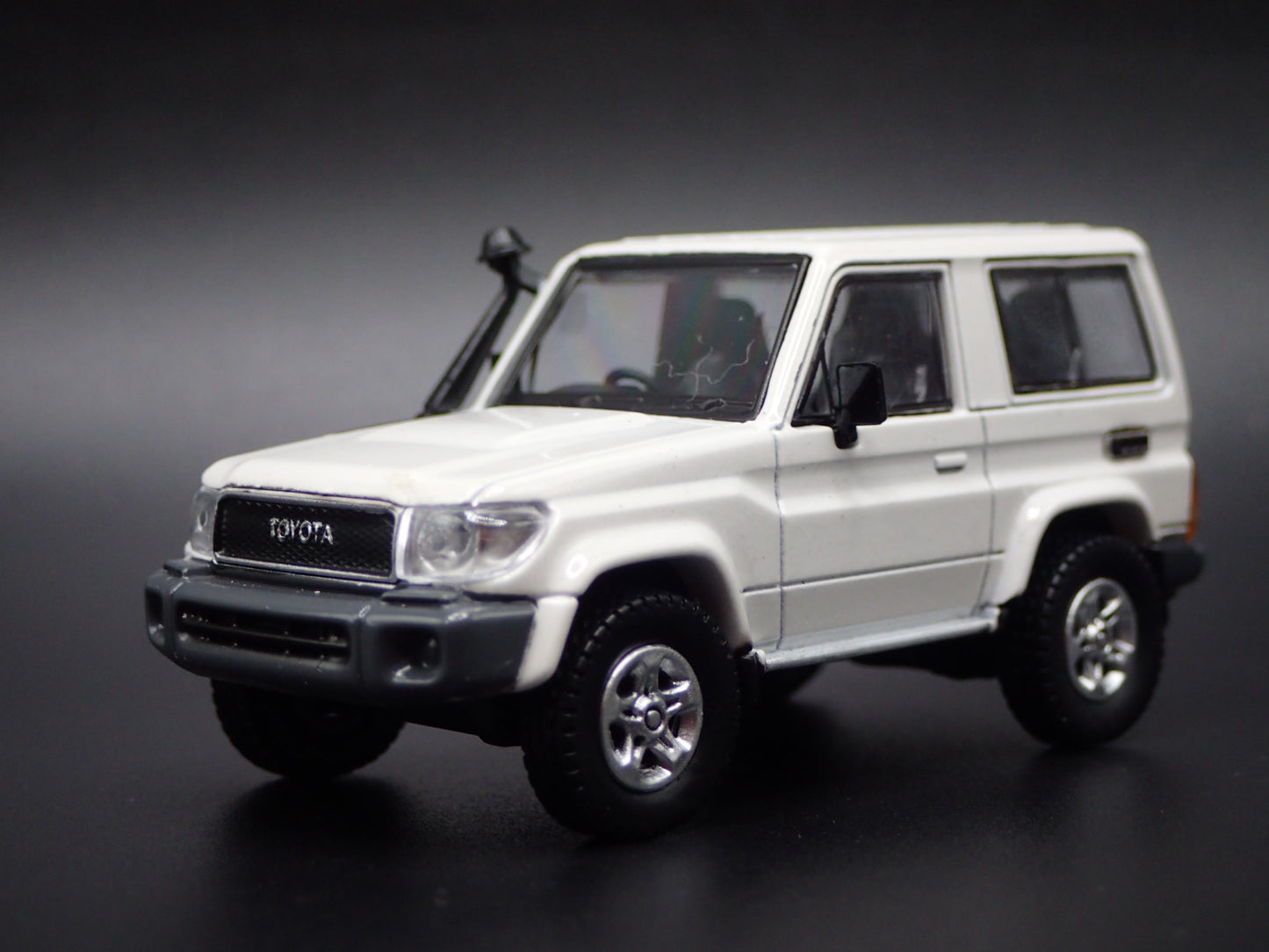 TOYOTA LAND CRUISER 70 SERIES 1/64 SCALE COLLECTIBLE DIORAMA DIECAST MODEL CAR