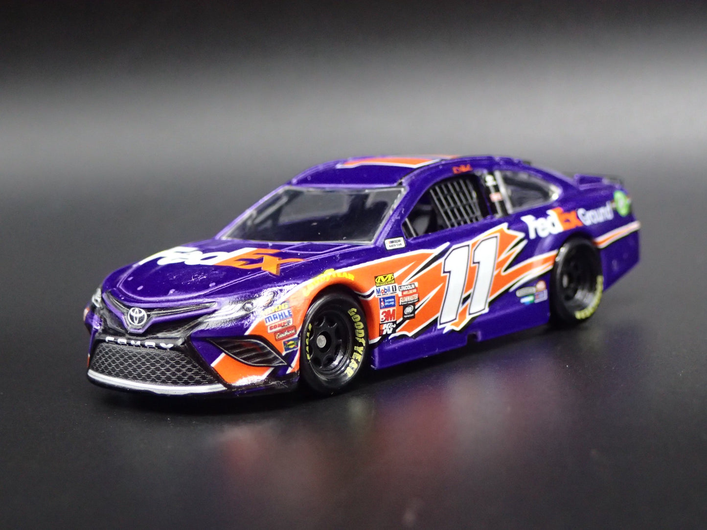 2018 18 NASCAR TOYOTA CAMRY FEDEX GROUND HAMLIN #11 1/64 SCALE DIECAST MODEL CAR