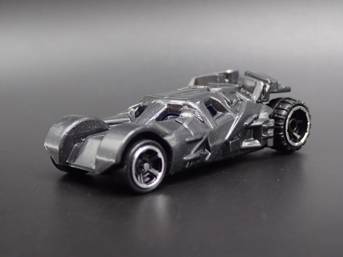 BATMAN BATMOBILE THE TUMBLER BATMAN BEGINS 1:64 SCALE DIORAMA DIECAST MODEL CAR