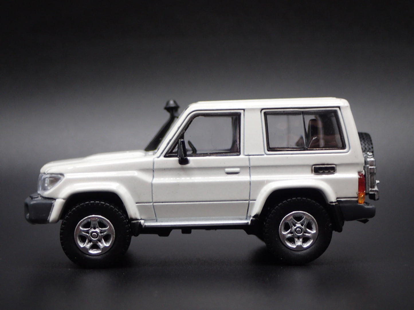 TOYOTA LAND CRUISER 70 SERIES 1/64 SCALE COLLECTIBLE DIORAMA DIECAST MODEL CAR