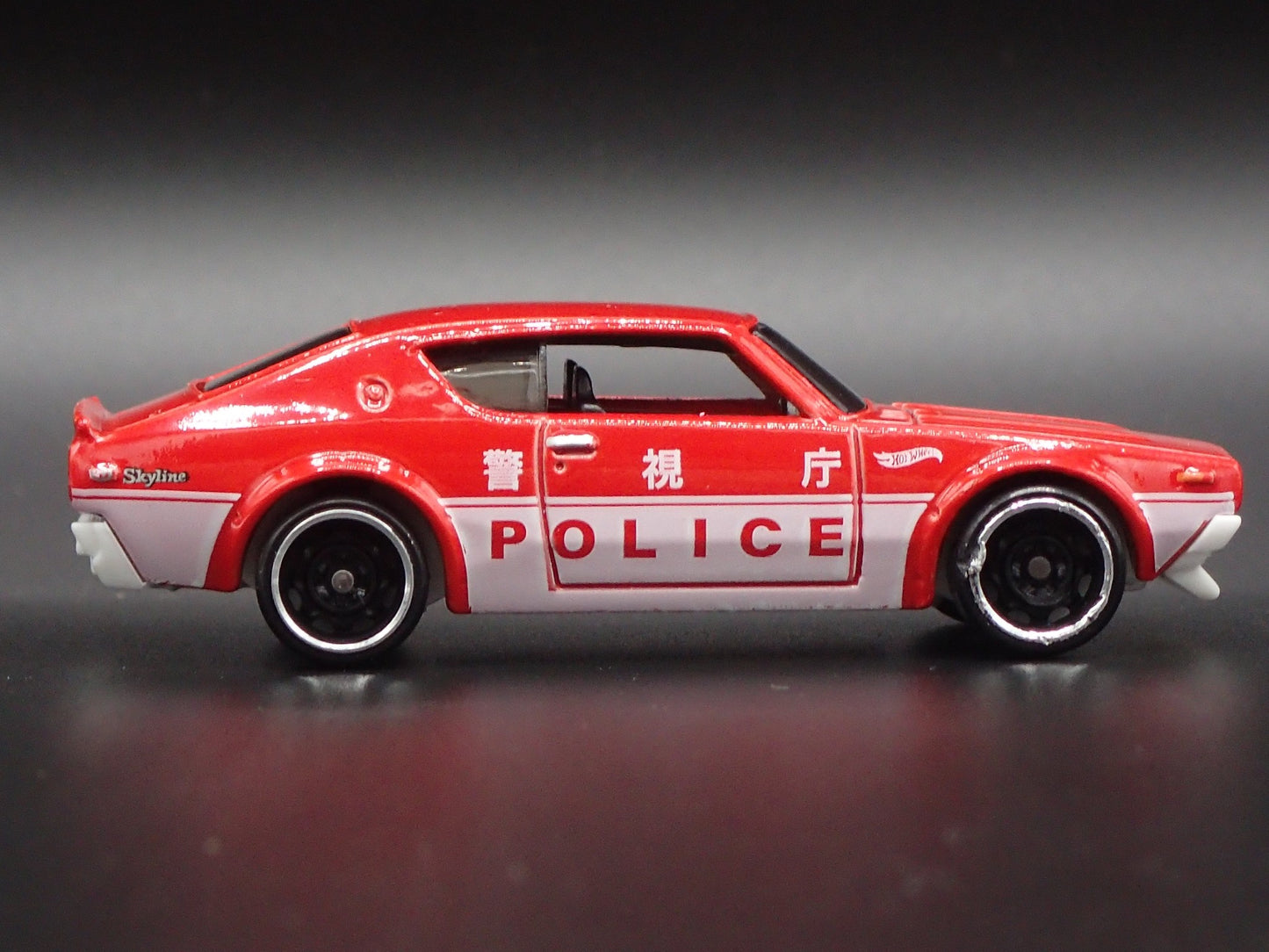 1972-1973 NISSAN SKYLINE 2000 GTR POLICE 1:64 SCALE DIORAMA DIECAST MODEL CAR