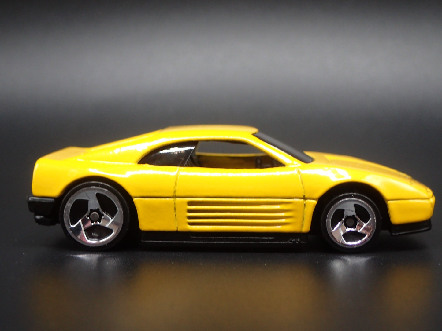 1989-1995 FERRARI 348 SUPER CAR 1:64 SCALE COLLECTIBLE DIORAMA DIECAST MODEL CAR