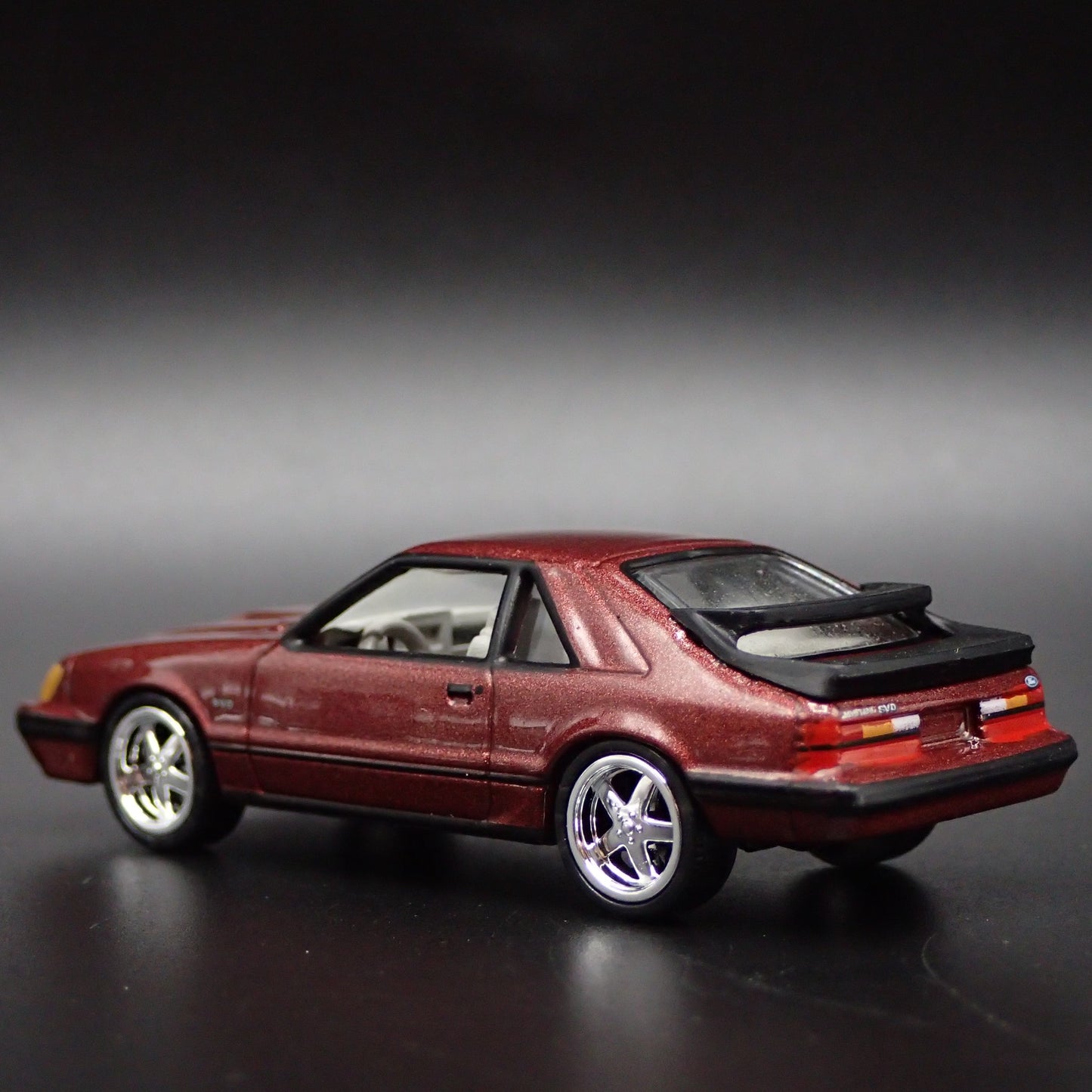 1984 84 FORD MUSTANG SVO FOX BODY MAROON 1:64 SCALE DIORAMA DIECAST MODEL CAR
