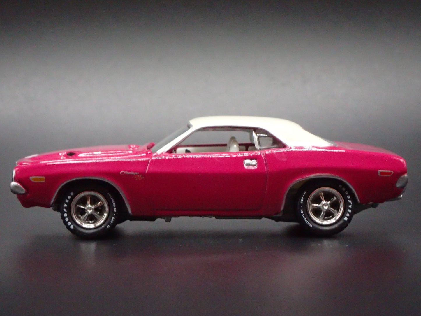 1971 71 DODGE CHALLENGER RT 1/64 SCALE COLLECTIBLE DIORAMA DIECAST MODEL CAR