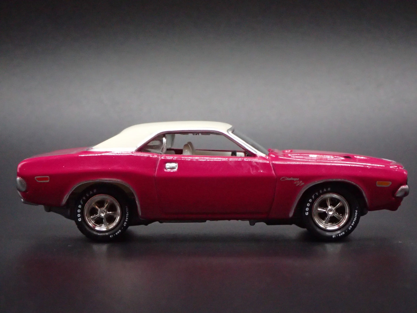 1971 71 DODGE CHALLENGER RT 1/64 SCALE COLLECTIBLE DIORAMA DIECAST MODEL CAR