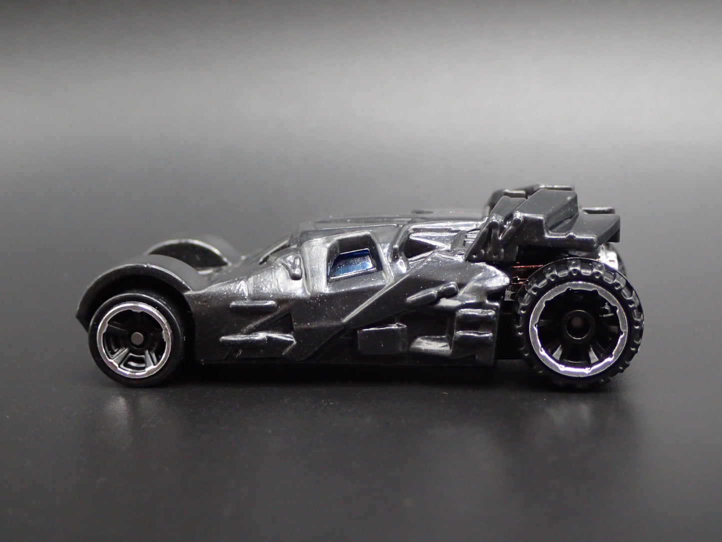 BATMAN BATMOBILE THE TUMBLER BATMAN BEGINS 1:64 SCALE DIORAMA DIECAST MODEL CAR