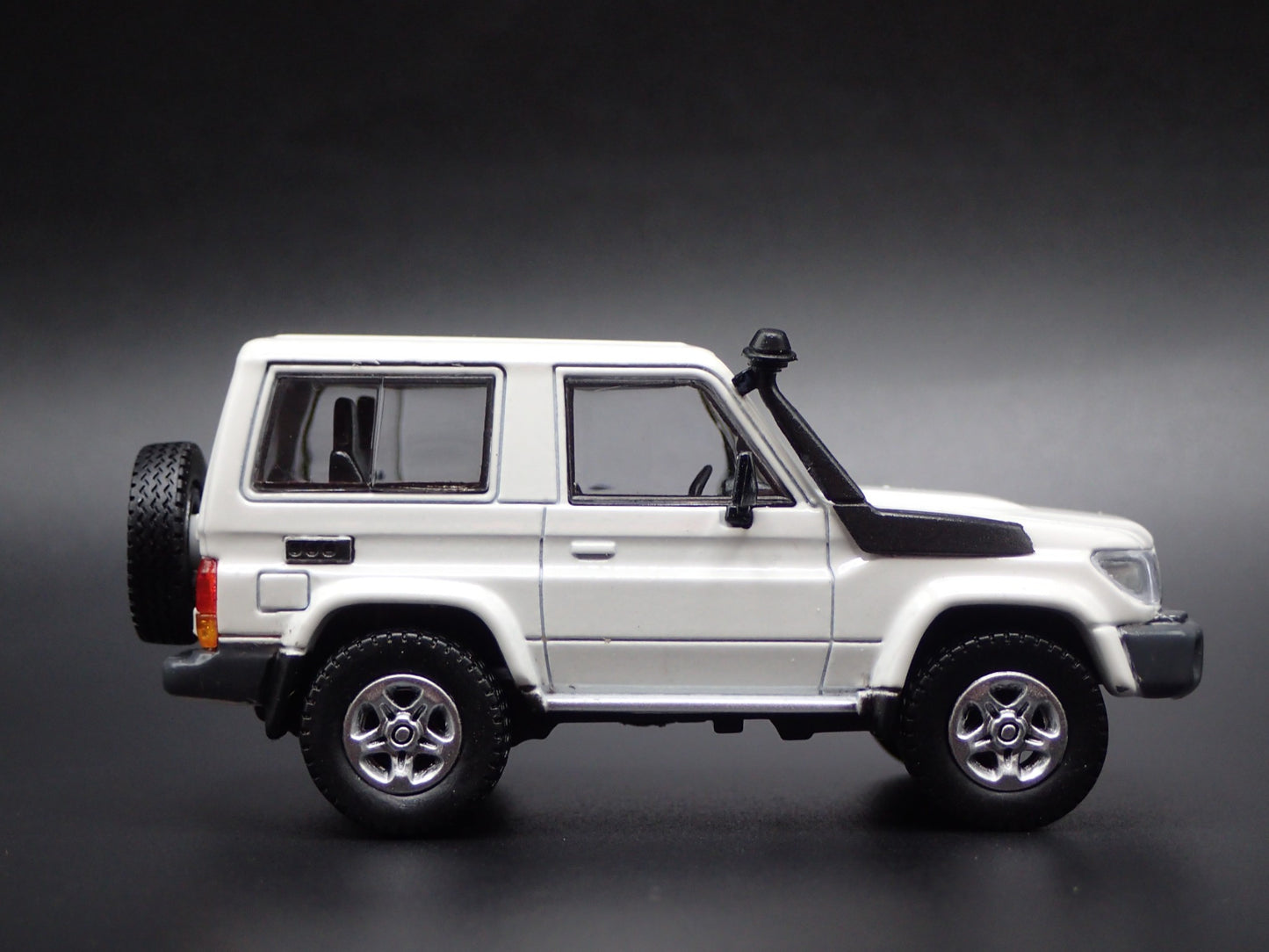 TOYOTA LAND CRUISER 70 SERIES 1/64 SCALE COLLECTIBLE DIORAMA DIECAST MODEL CAR