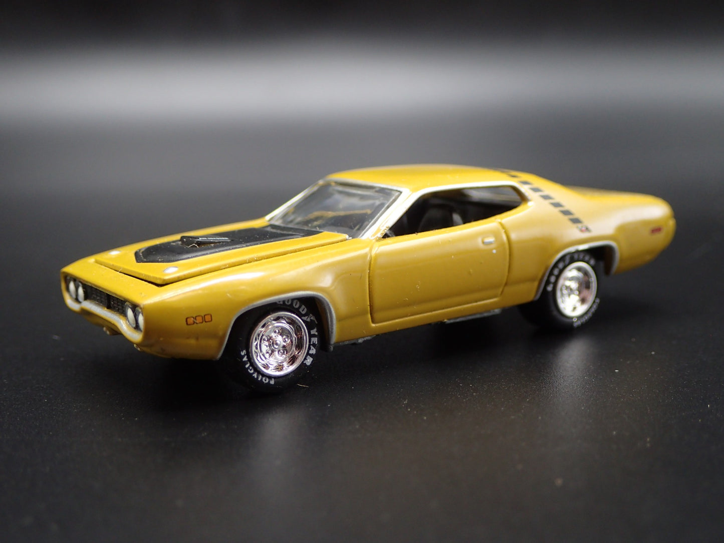 1971 71 PLYMOUTH ROAD RUNNER 1/64 SCALE COLLECTIBLE DIORAMA DIECAST MODEL CAR