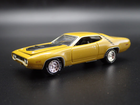 1971 71 PLYMOUTH ROAD RUNNER 1/64 SCALE COLLECTIBLE DIORAMA DIECAST MODEL CAR