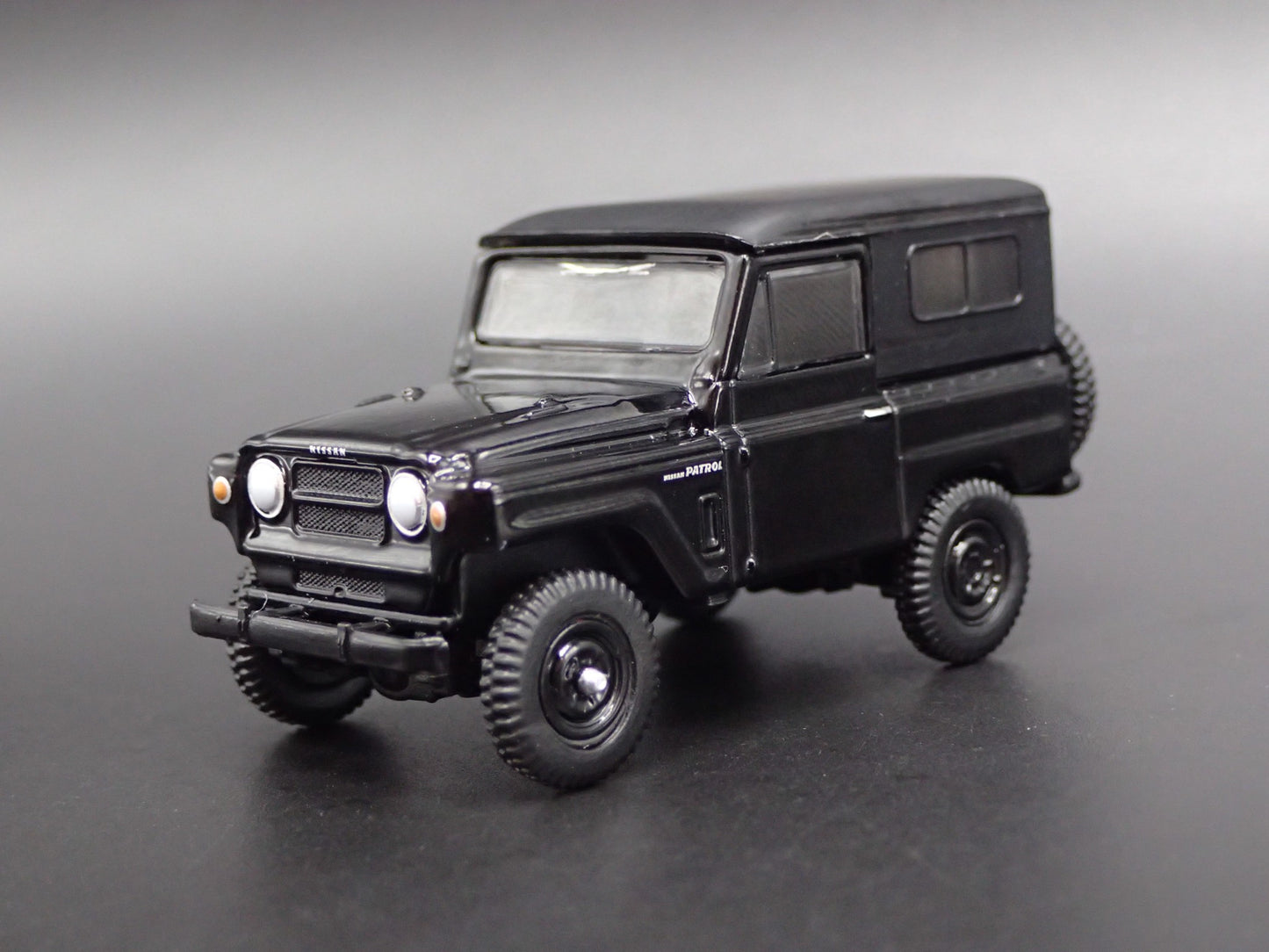 1960-1980 NISSAN PATROL SUV TRUCK BLACK 1:64 SCALE DIORAMA DIECAST MODEL CAR
